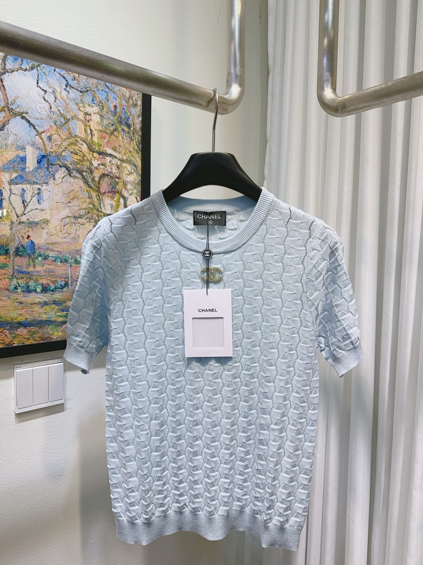 NO:891209,CC Xiaoxiang’s house!  High version!  Customized double C metal diamond logo pattern jacquard round neck short-sleeved knitted top on the chest!  All three standards are complete!  White blue!  The code number is 36.38.40, ready for delivery!  (size 40, bust 88, length 53),,chanel,T-shirt,19860909CC小香家！高版本！胸口定制双C金属钻logo图案提花圆领短袖针织上衣！三标齐全！白色蓝色！码数36.38.40,现货发！(40码胸围88衣长53),,chanel,T-shirt,,Women's clothing
