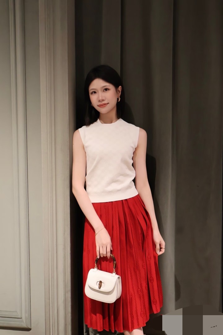 NO:907821,GG’s house!  Counter style!  High version!  Full body letter logo pattern jacquard round neck sleeveless vest!  All three standards are complete!  Size S/M/L, shipped from stock!  (M size bust 76, length 48),,gucci,19860909GG家！专柜款！高版本！全身字母logo图案提花圆领无袖背心！三标齐全！码数S/M/L,现货发！(M码胸围76衣长48),,gucci,,Women's clothing