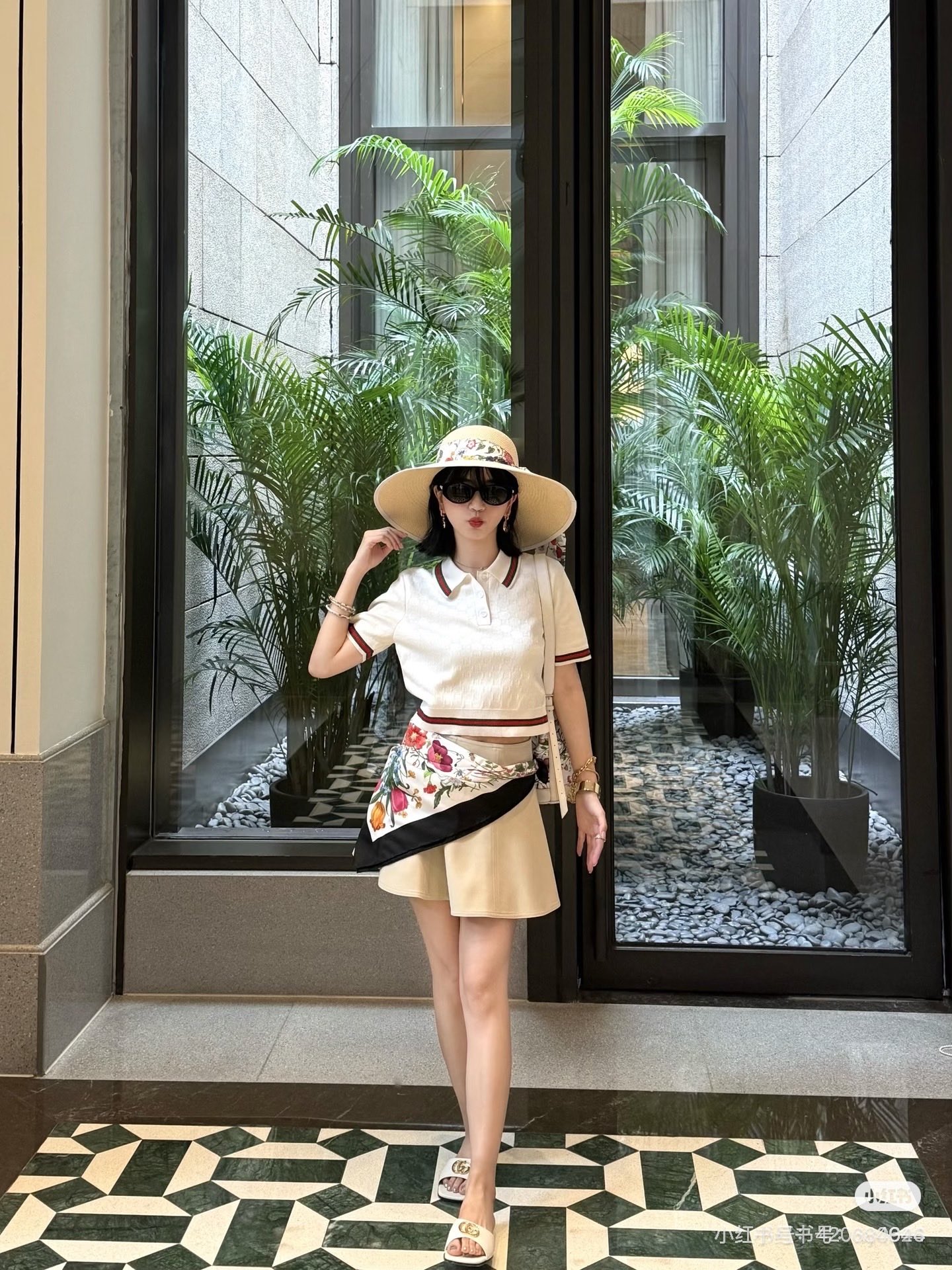 NO:907808,GG’s house!  Counter style!  High version!  Customized letter buttons all over letter logo pattern jacquard lapel contrast short-sleeved top!  All three standards are complete!  Size S/M/L, shipped from stock!  (M size bust 82, length 45),,gucci,T-shirt,19860909GG家！专柜款！高版本！定制字母纽扣全身字母logo图案提花翻领撞色短袖上衣！三标齐全！码数S/M/L,现货发！(M码胸围82衣长45),,gucci,T-shirt,,Women's clothing