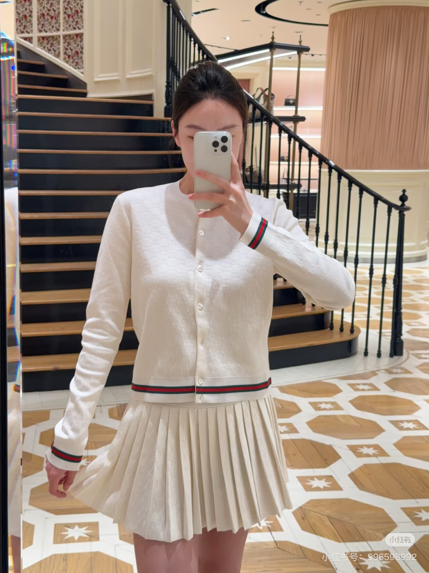 NO:907844,GG’s house!  Counter style!  Customized letter buttons all over logo pattern jacquard contrast striped long-sleeved cardigan!  All three standards are complete!  Size S/M/L, shipped from stock!  (M size bust 80, length 55),,gucci,19860909GG家！专柜款！定制字母纽扣全身logo图案提花撞色条纹长袖开衫！三标齐全！码数S/M/L,现货发！(M码胸围80衣长55),,gucci,,Women's clothing