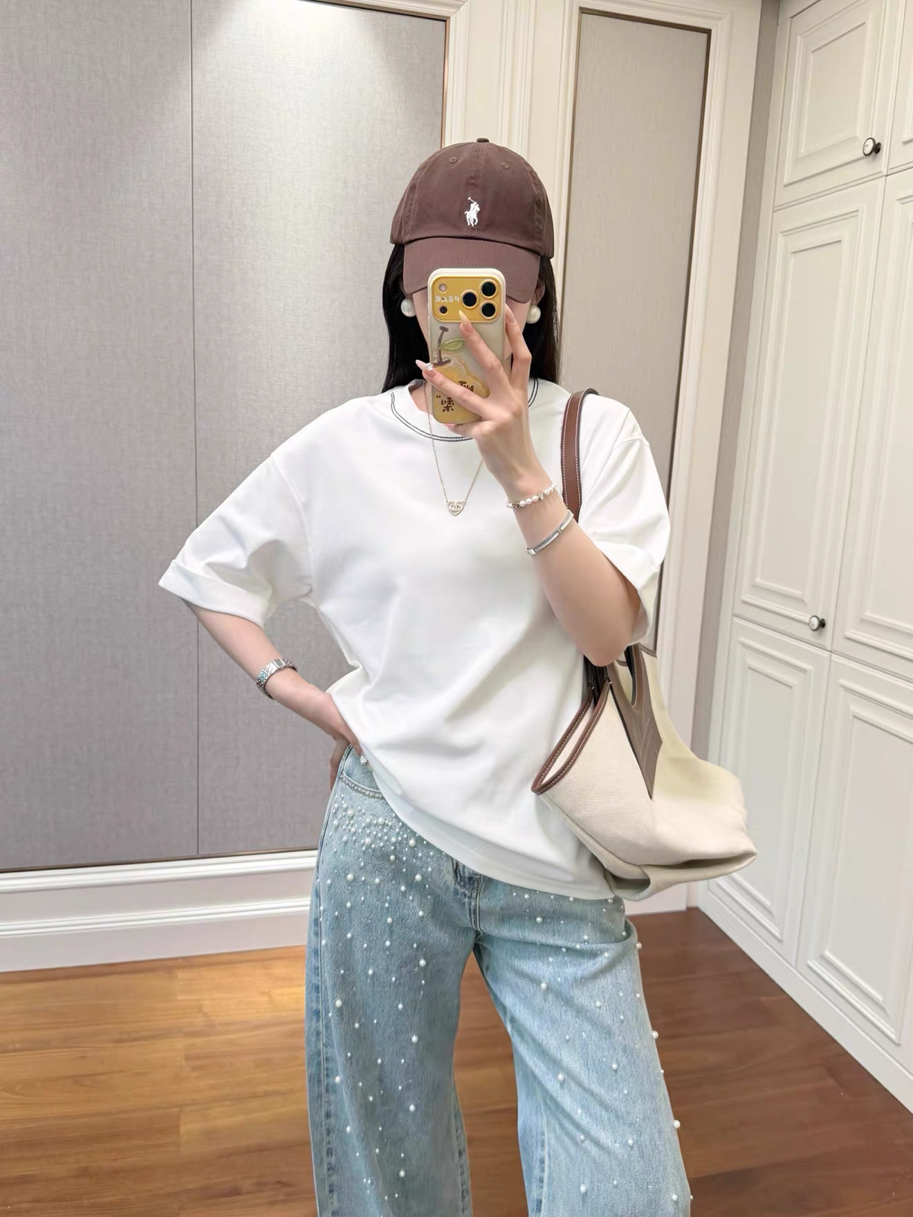 NO:911395,BC home!  Counter style!  High version!  Hand-beaded neckline, round neck, mercerized cotton short-sleeved T-sleeves!  All three standards are complete!  Three colors!  Code number 36/38/40/42, ready for shipment!  (size 38, bust 96, length 59),,chanel,T-shirt,19860909BC家！专柜款！高版本！领口手工钉珠装饰圆领丝光棉短袖T袖！三标齐全！三色！码数36/38/40/42,现货发！(38码胸围96衣长59),,chanel,T-shirt,,Women's clothing