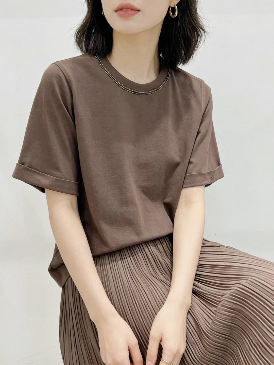 NO:893169,BC home!  Counter style!  High version!  Hand-beaded neckline, round neck, mercerized cotton short-sleeved T-sleeves!  All three standards are complete!  Three colors!  Code number 36/38/40/42, ready for shipment!  (size 38, bust 96, length 59),,chanel,T-shirt,19860909BC家！专柜款！高版本！领口手工钉珠装饰圆领丝光棉短袖T袖！三标齐全！三色！码数36/38/40/42,现货发！(38码胸围96衣长59),,chanel,T-shirt,,Women's clothing