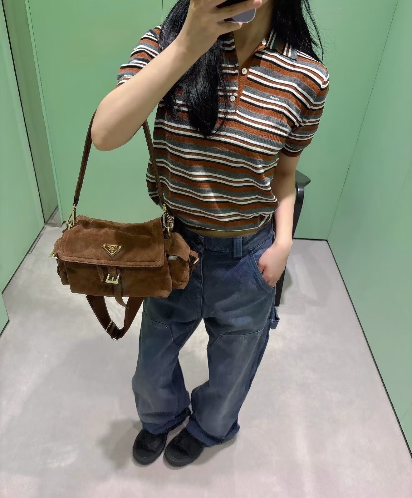 NO:898640,Pra Pujia!  Counter style!  Contrasting brown striped short-sleeved top with embroidered letter logo pattern on the chest and a lapel!  All three standards are complete!  Size S/M/L, shipped from stock!  (M size bust 88, length 57),, prada, prada, T-shirt,19860909Pra普家！专柜款！胸口刺绣字母logo图案翻领撞色咖色条纹短袖上衣！三标齐全！码数S/M/L,现货发！(M码胸围88衣长57),,prada,prada,T-shirt,,Women's clothing