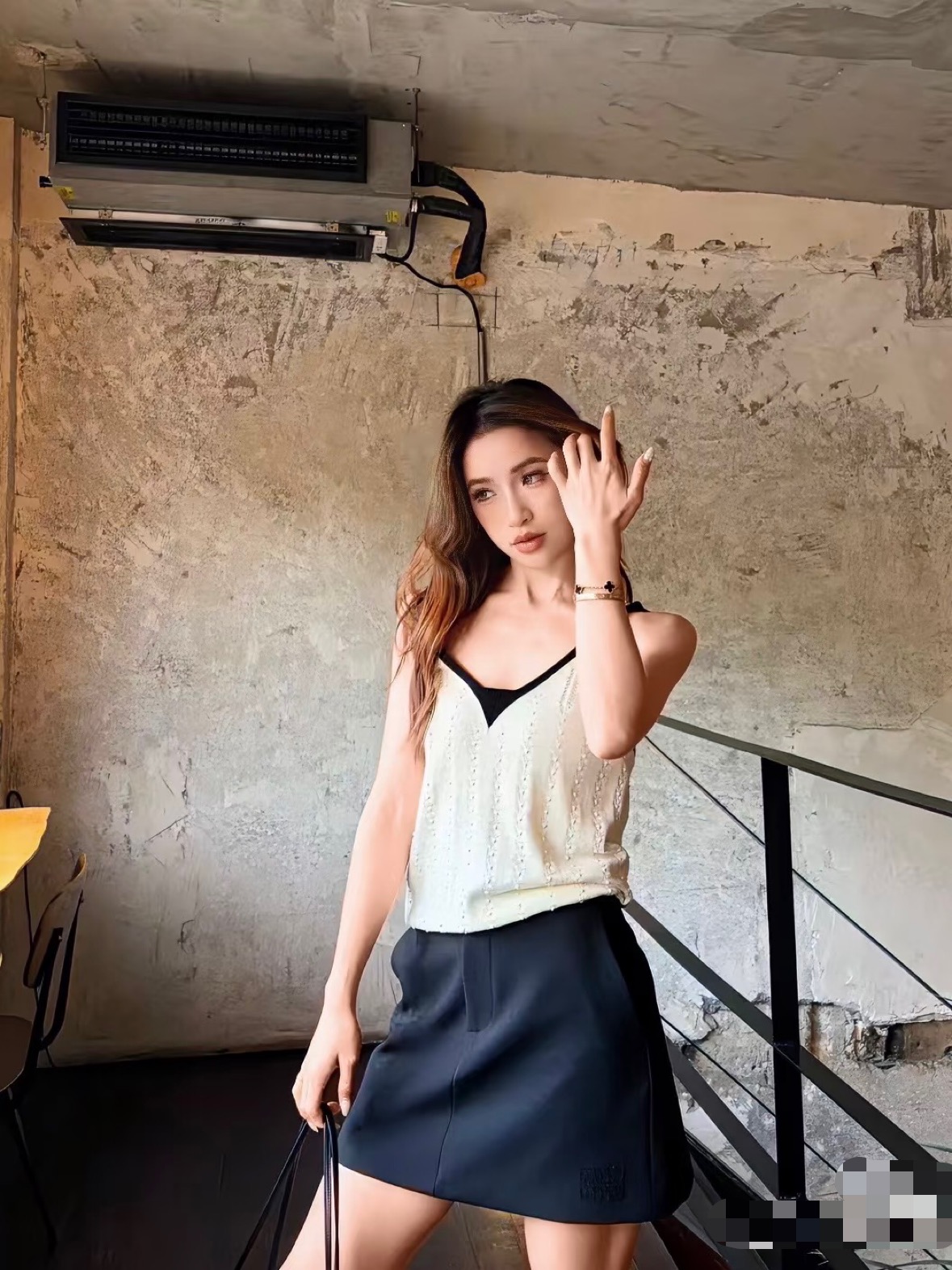 NO:903998,CC Xiaoxiang’s house!  Counter style!  Contrast color camisole knitted vest with double C letter logo embroidered on the back!  All three standards are complete!  White black!  Size S/M/L, shipped from stock!  (M size bust 76, length 53),,chanel,19860909CC小香家！专柜款！后背刺绣双C字母logo撞色吊带针织背心！三标齐全！白色黑色！码数S/M/L,现货发！(M码胸围76衣长53),,chanel,,Women's clothing