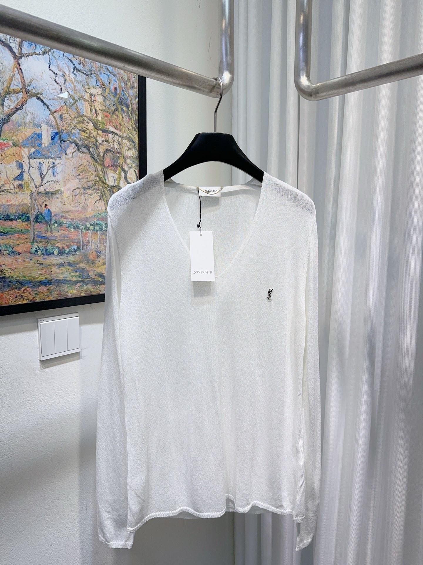 NO:907839,YSL home!  Great quality!  V-neck thin long-sleeved top with metal letter logo badge on the chest!  All three standards are complete!  Black and white!  Size S/M/L, shipped from stock!  (M size bust 90, length 64),,saint laurent,louis vuitton,19860909Ysl家！质量赞！胸前金属字母logo徽章V领薄款长袖上衣！三标齐全！黑色白色！码数S/M/L,现货发！(M码胸围90衣长64),,saint laurent,louis vuitton,,Women's clothing