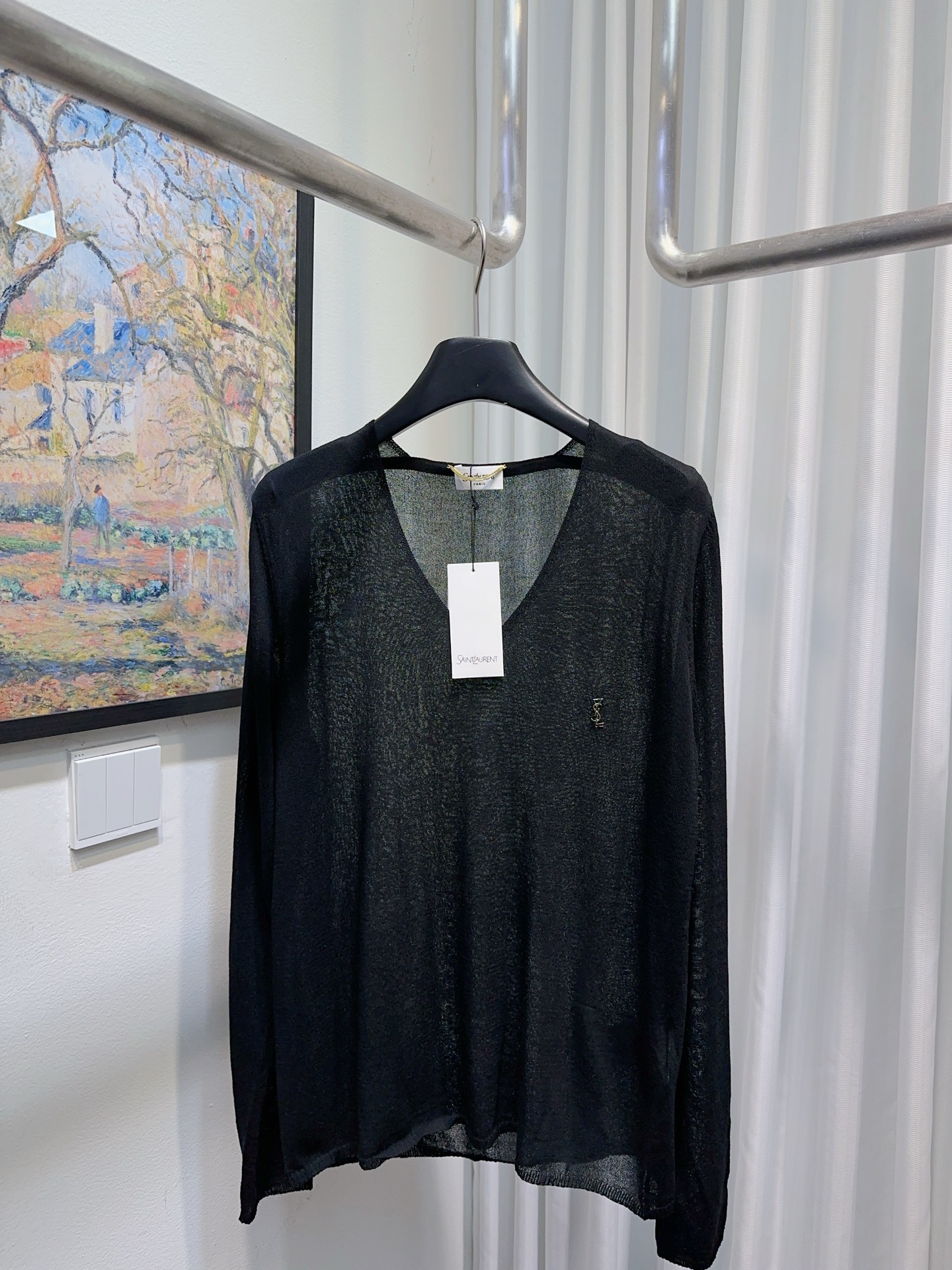 NO:907833,YSL home!  Great quality!  V-neck thin knitted long-sleeved top with metal letter logo badge on the chest!  All three standards are complete!  Black and white!  Size S/M/L, shipped from stock!  (M size bust 90, length 64),,saint laurent,louis vuitton,19860909Ysl家！质量赞！胸前金属字母logo徽章V领薄款针织长袖上衣！三标齐全！黑色白色！码数S/M/L,现货发！(M码胸围90衣长64),,saint laurent,louis vuitton,,Women's clothing