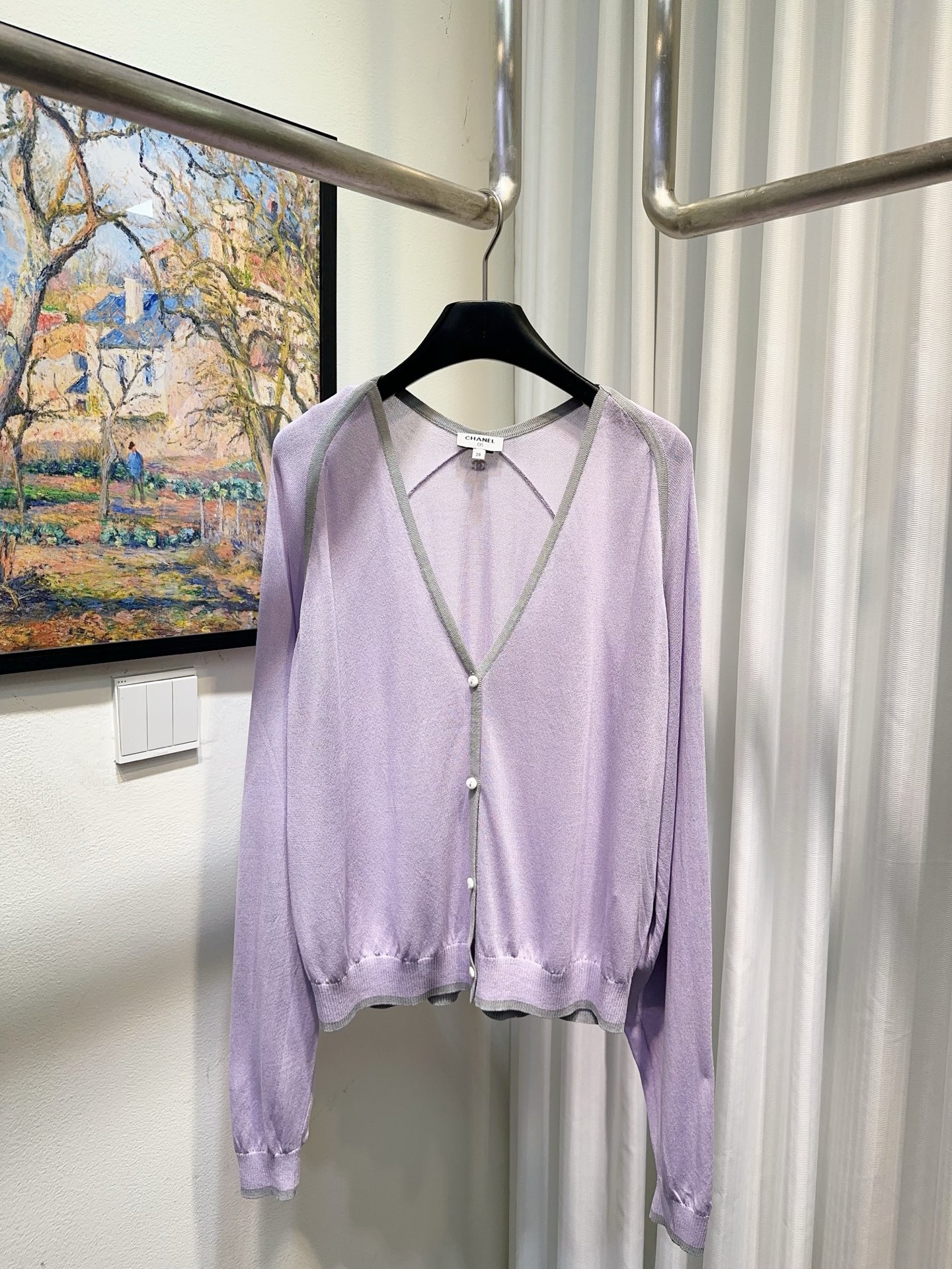 NO:926726,CC Xiaoxiang’s house!  Great quality!  V-neck thin contrasting purple long-sleeved cardigan jacket with double C logo badge on the back!  Code number 36/38/40, ready for delivery!  (size 38, bust 114, length 60),,chanel,jackets & coats,19860909CC小香家！质量赞！后背双C logo徽章V领薄款撞色紫色长袖开衫外套！码数36/38/40,现货发！(38码胸围114衣长60),,chanel,jackets & coats,,Women's clothing