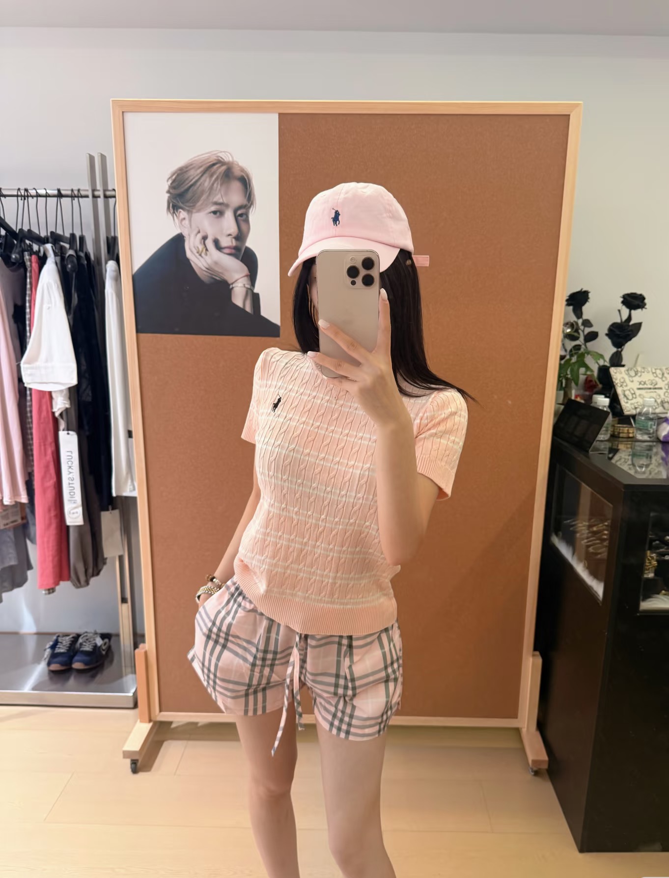 NO:933686,RL home!  Counter style!  High version!  Round neck striped knitted stretch short-sleeved top with logo badge pattern embroidered on the chest!  All three standards are complete!  White pink!  Size S/M/L, shipped from stock!  (L size bust 86, length 55),,louis vuitton,T-shirt,19860909RL家！专柜款！高版本！胸口刺绣logo徽章图案圆领条纹针织弹力短袖上衣！三标齐全！白色粉色！码数S/M/L,现货发！(L码胸围86衣长55),,louis vuitton,T-shirt,,Women's clothing