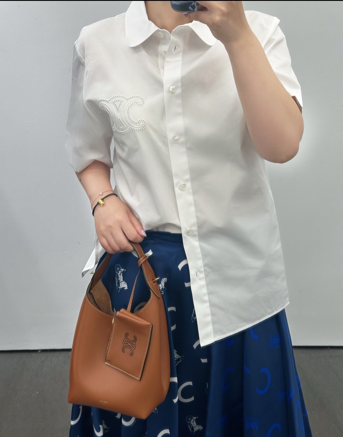 NO:946240,Celin’s house!  Counter style!  Short-sleeved white shirt with lapel and water-soluble hollow Arc de Triomphe logo pattern embroidered on the chest!  Size S/M/L, shipped from stock!  (M size bust 108, length 65),,celine,shirts,T-shirt,19860909Celin家！专柜款！胸前刺绣水溶镂空凯旋门logo图案翻领短袖白色衬衫！码数S/M/L,现货发！(M码胸围108衣长65),,celine,shirts,T-shirt,,Women's clothing