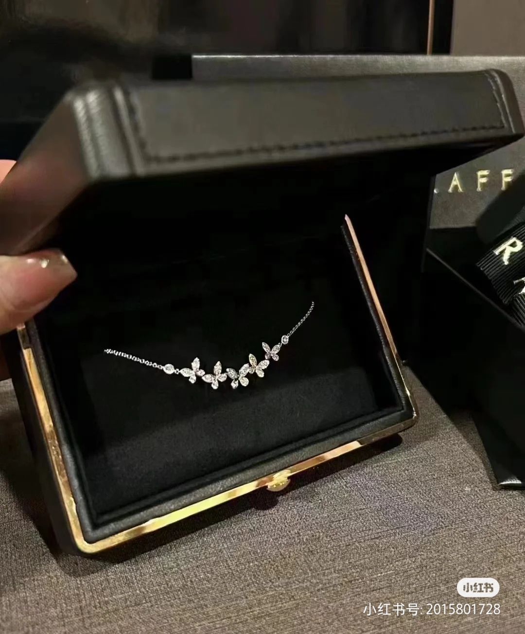 NO:103764,Grave 5 small flower butterfly full diamond necklace champagne gold platinum spot supply, Grave, necklace19860909格拉芙5小花蝴蝶满钻项链香槟金白金现货供应,格拉芙,necklace,Jewelry