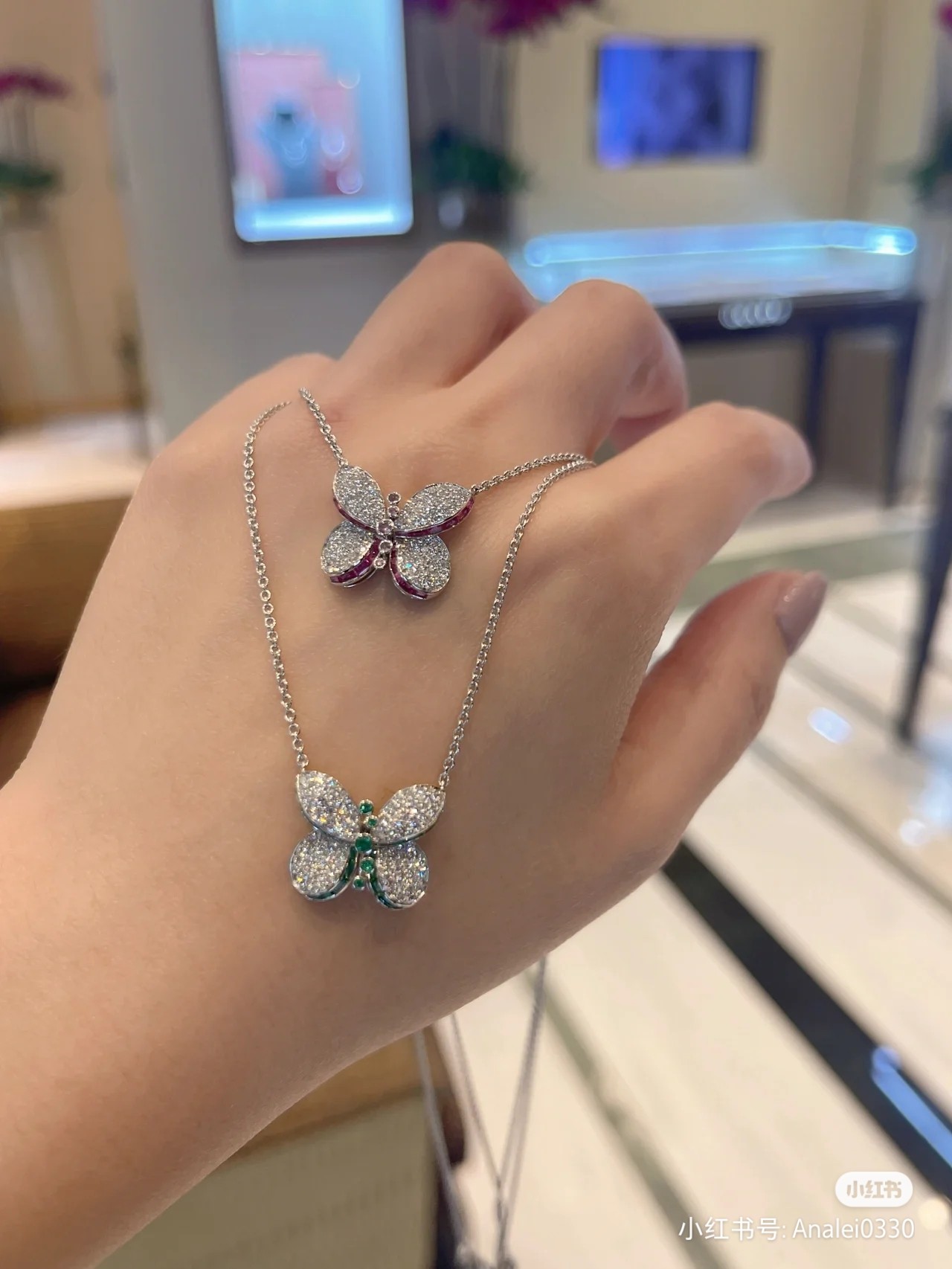 NO:766449,High-quality Graff Butterfly Full Diamond Necklace, available in stock in white gold. Elegant and sweet, high-end luxury atmosphere, a must-have for dinner parties, rich, white and beautiful standard bow tie, clavicle short chain, sparkling diamond goddess white and beautiful temperament, Graff necklace, necklace19860909高品质Graff 格拉芙 蝴蝶满钻 项链 白金色现货供应.优雅中带着甜美的一款 高端奢华大气 晚宴蹦迪必备 富贵白富美标配 蝴蝶结 锁骨短链 闪耀钻石女神白富美气质,格拉芙项链,necklace,Jewelry