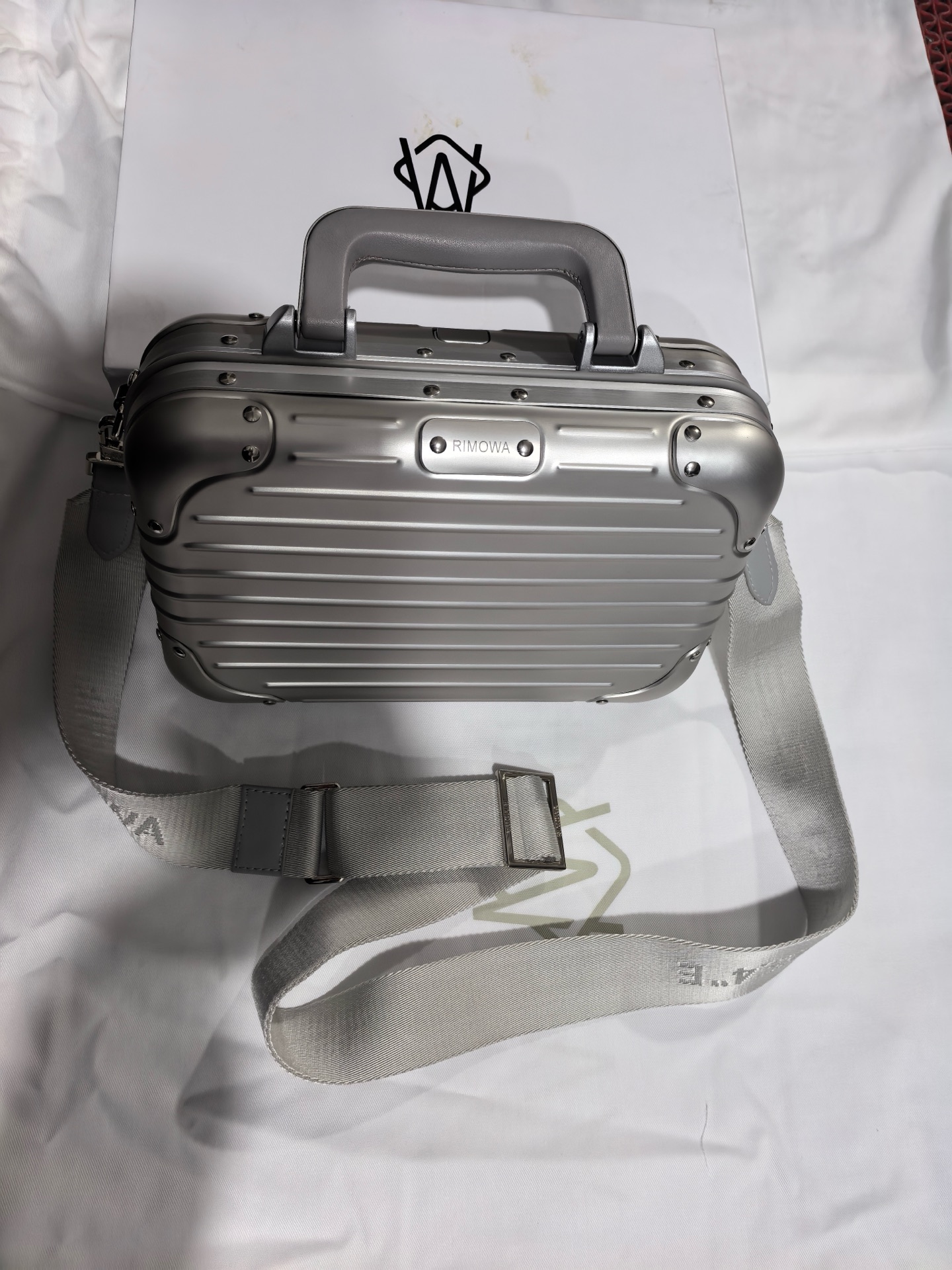 Rimowa Topas Piccolo Rimowa silver suitcase shoulder bag watch box is a - Comprehensive 3