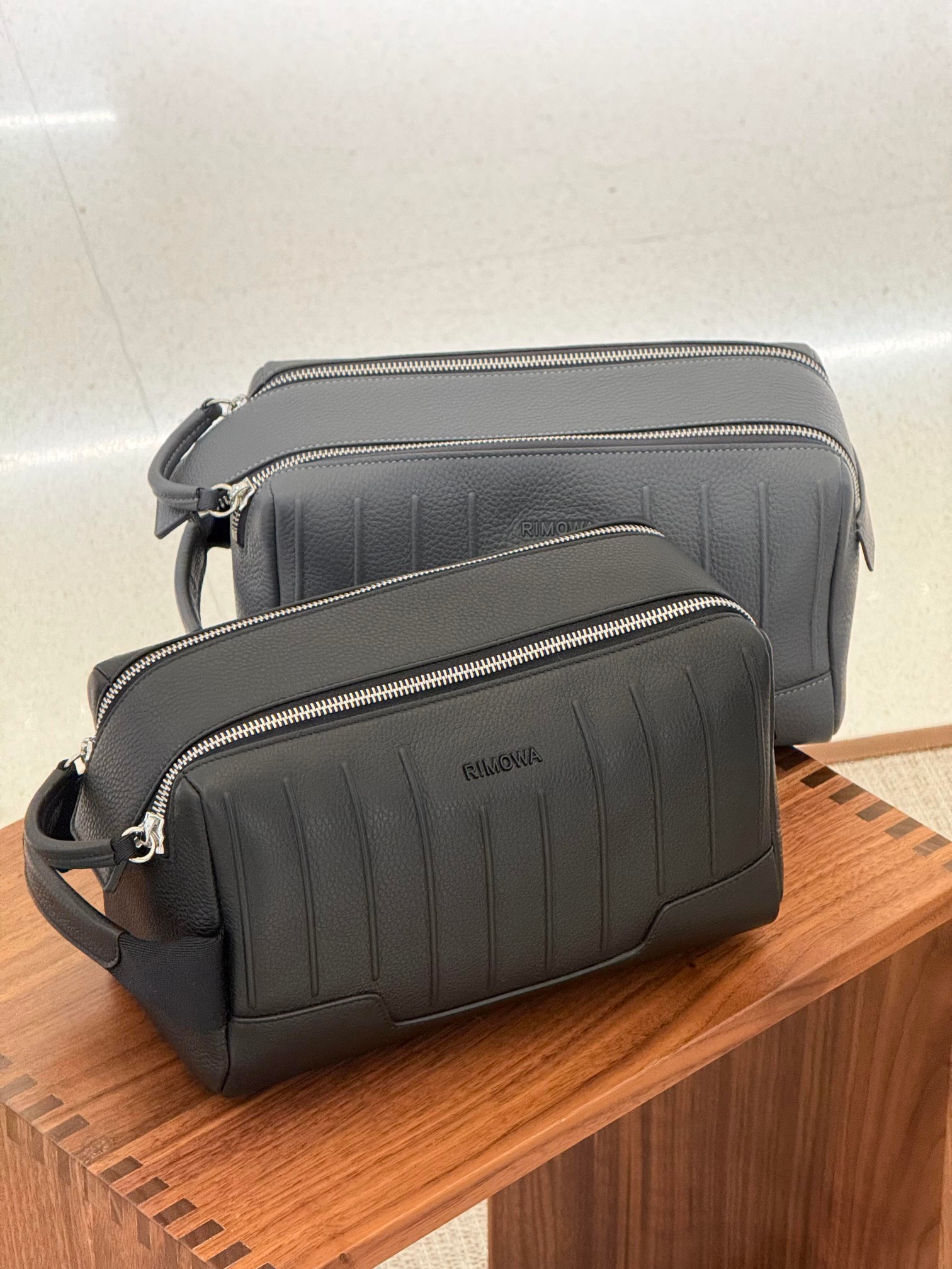NO:879097,RIMOWA｜New leather toiletry bag Rimowa's new leather toiletry bag is online. The iconic groove embossing has been completely extended to the leather. From suitcases to small items, the style is consistent. The touch is a high-end grainy feel, which is stiff but not too 'hard'. It is weighty in the hand but not bulky. The capacity is also very practical. It can be used for daily skin care and travel toiletries in one bag, and it opens and closes smoothly.19860909RIMOWA｜全新皮革洗漱包 Rimowa全新皮革洗漱包上线 标志性的沟槽压纹被完整延续到皮质上,从行李箱到随身小物,风格一脉相承. 触感是那种高级的颗粒感,既有挺括度,又不会太“硬”,拿在手里很有分量但不笨重. 容量也很实用日常护肤、旅行洗漱一包搞定,开合顺滑.,,luggage