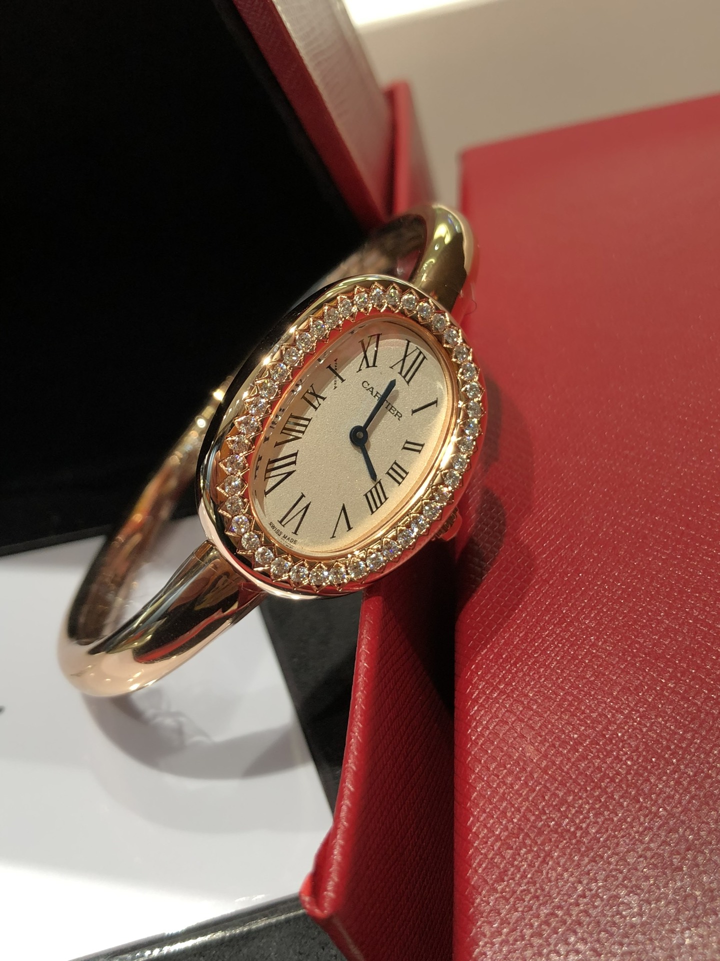 NO:715063,Look for Bba factory!  Newly launched small size new bathtub bracelet watch, Kajia's classic bathtub series. Baignoire's new 'bathtub' bracelet watch, mini case size 24.6*18.7mm, newly launched small size 34.1*23.1mm, (small size only has gold aperture and rose gold diamond ring) hand circumference size 15mm 16mm 17mm. Details are not market fake factory rough-made bracelet circumference the same as the original three sizes!  It’s really, really well done!  Purely hand-made 18K gold. I can’t tell the difference between the original and the original. Bracelet and gold.19860909认准Bba厂！ 新推出小号尺寸 新款浴缸手镯表,卡家经典之作浴缸系列. Baignoire 全新“浴缸”手镯腕表,mini表壳尺寸24.6*18.7毫米, 新推出小号尺寸34.1*23.1毫米,(小号的只有黄金光圈和玫瑰金钻圈) 手围尺寸15mm 16mm 17mm. 细节非市场冒充厂粗糙做手镯围度同原装三个尺寸！ 做得真的是超超超好！ 纯手工厚渡18K金的工艺 原装傻傻分不清楚,,bracelet,gold,Watch