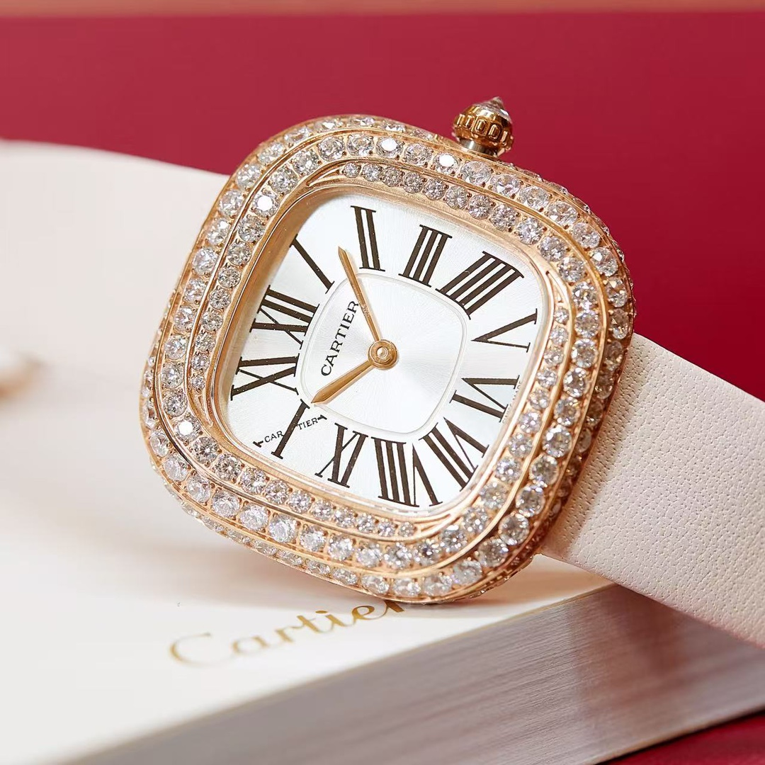 Cartier 卡地亚就是梦本身Coussin de Cartier卡地亚2022年高级珠宝腕表中最受到瞩目的肯定是最新的壳形设计Coussin de Cartier枕形