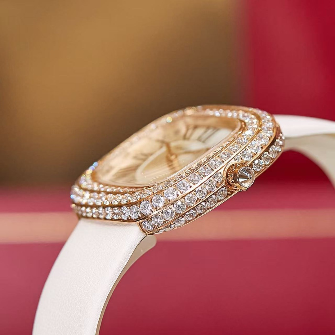 Cartier 卡地亚就是梦本身Coussin de Cartier卡地亚2022年高级珠宝腕表中最受到瞩目的肯定是最新的壳形设计Coussin de Cartier枕形