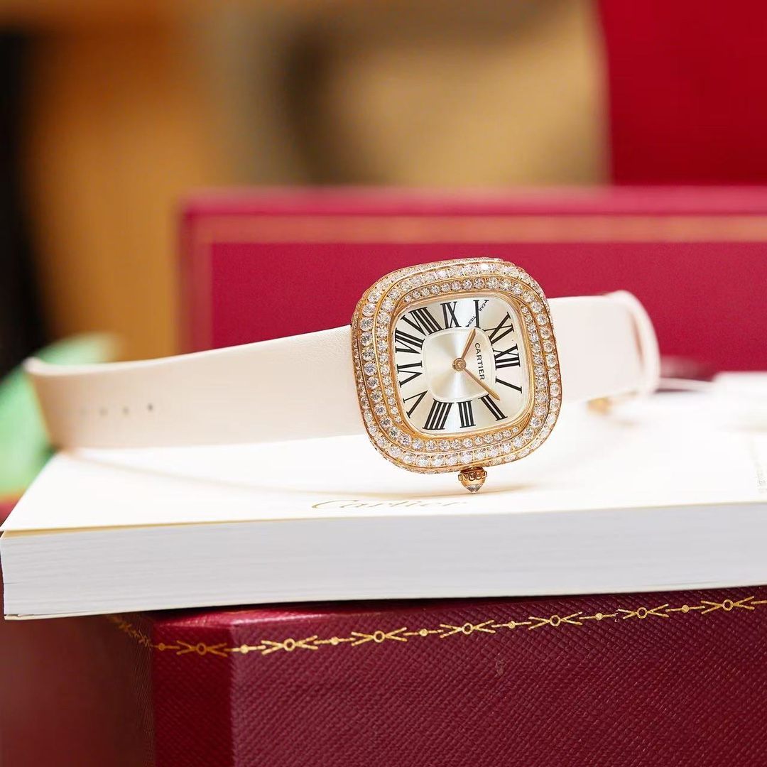 Cartier 卡地亚就是梦本身Coussin de Cartier卡地亚2022年高级珠宝腕表中最受到瞩目的肯定是最新的壳形设计Coussin de Cartier枕形