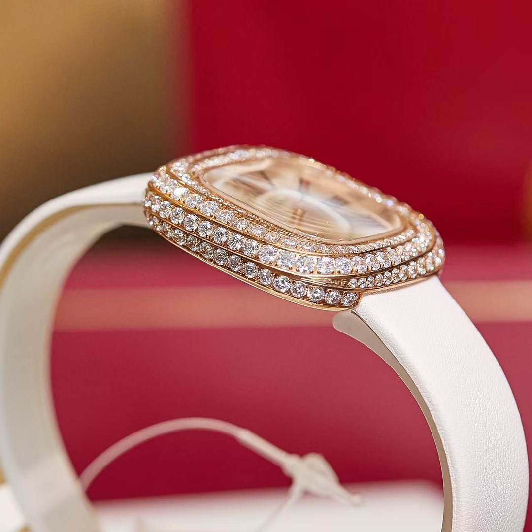 Cartier 卡地亚就是梦本身Coussin de Cartier卡地亚2022年高级珠宝腕表中最受到瞩目的肯定是最新的壳形设计Coussin de Cartier枕形