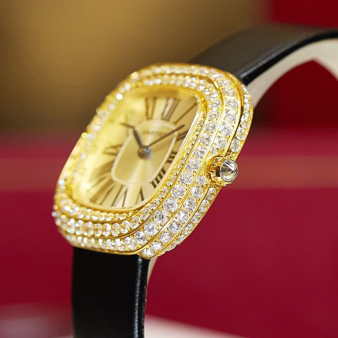 Cartier 卡地亚就是梦本身Coussin de Cartier卡地亚2022年高级珠宝腕表中最受到瞩目的肯定是最新的壳形设计Coussin de Cartier枕形