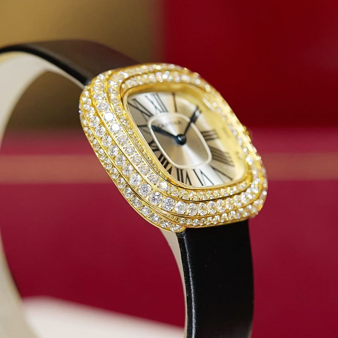 Cartier 卡地亚就是梦本身Coussin de Cartier卡地亚2022年高级珠宝腕表中最受到瞩目的肯定是最新的壳形设计Coussin de Cartier枕形
