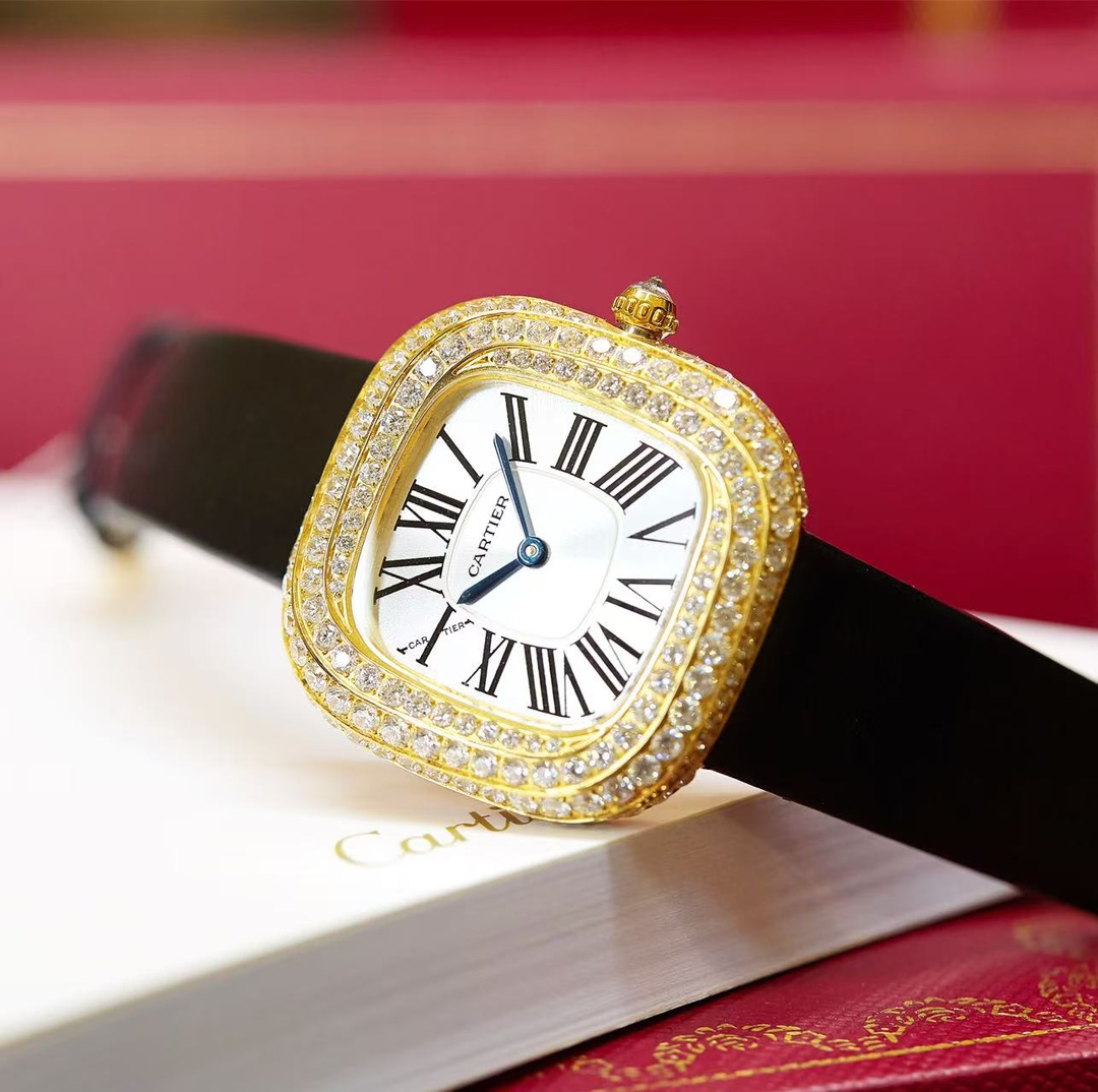 Cartier 卡地亚就是梦本身Coussin de Cartier卡地亚2022年高级珠宝腕表中最受到瞩目的肯定是最新的壳形设计Coussin de Cartier枕形