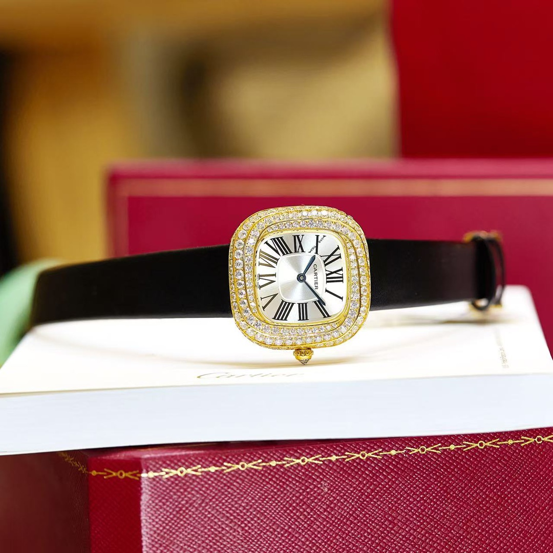 Cartier 卡地亚就是梦本身Coussin de Cartier卡地亚2022年高级珠宝腕表中最受到瞩目的肯定是最新的壳形设计Coussin de Cartier枕形