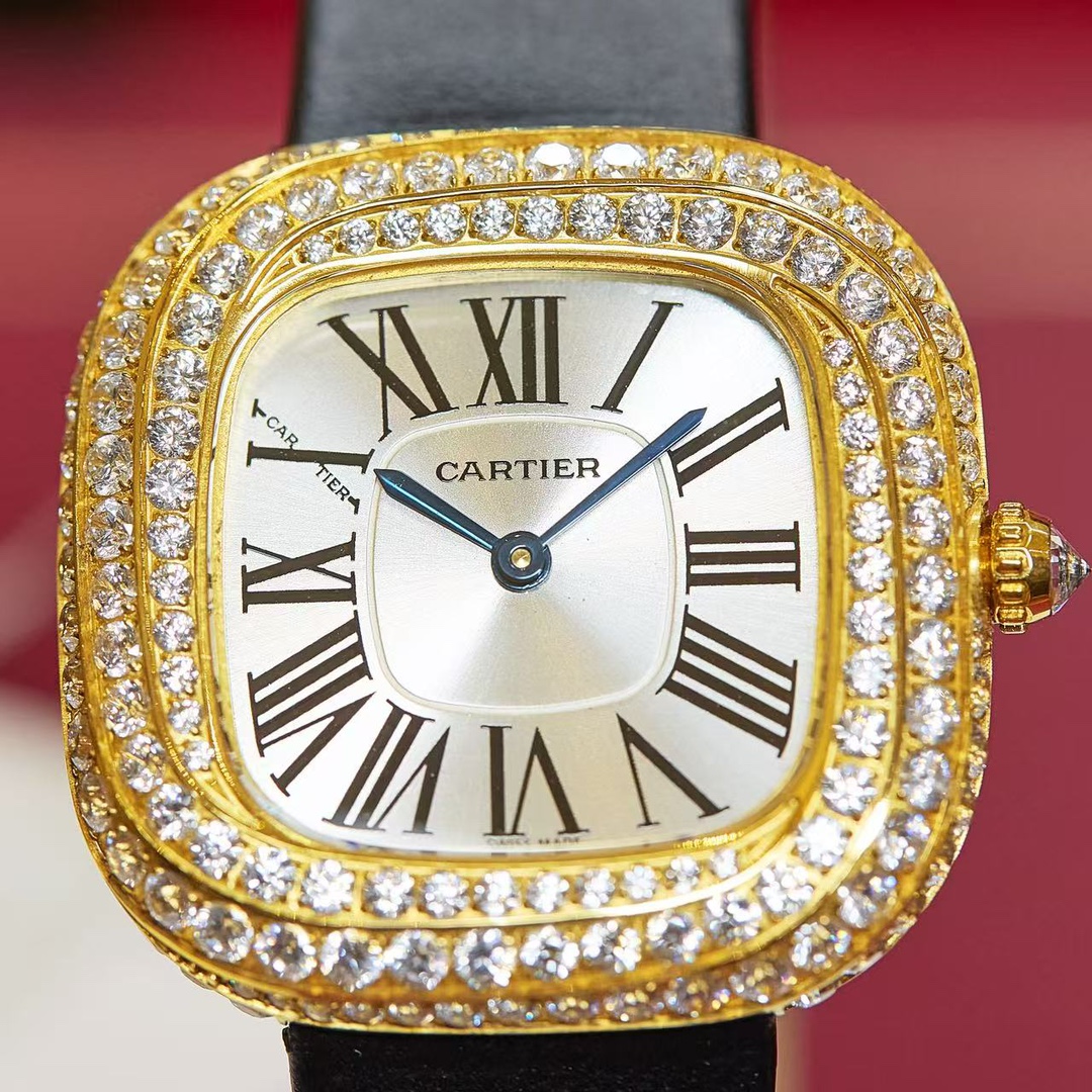 Cartier 卡地亚就是梦本身Coussin de Cartier卡地亚2022年高级珠宝腕表中最受到瞩目的肯定是最新的壳形设计Coussin de Cartier枕形