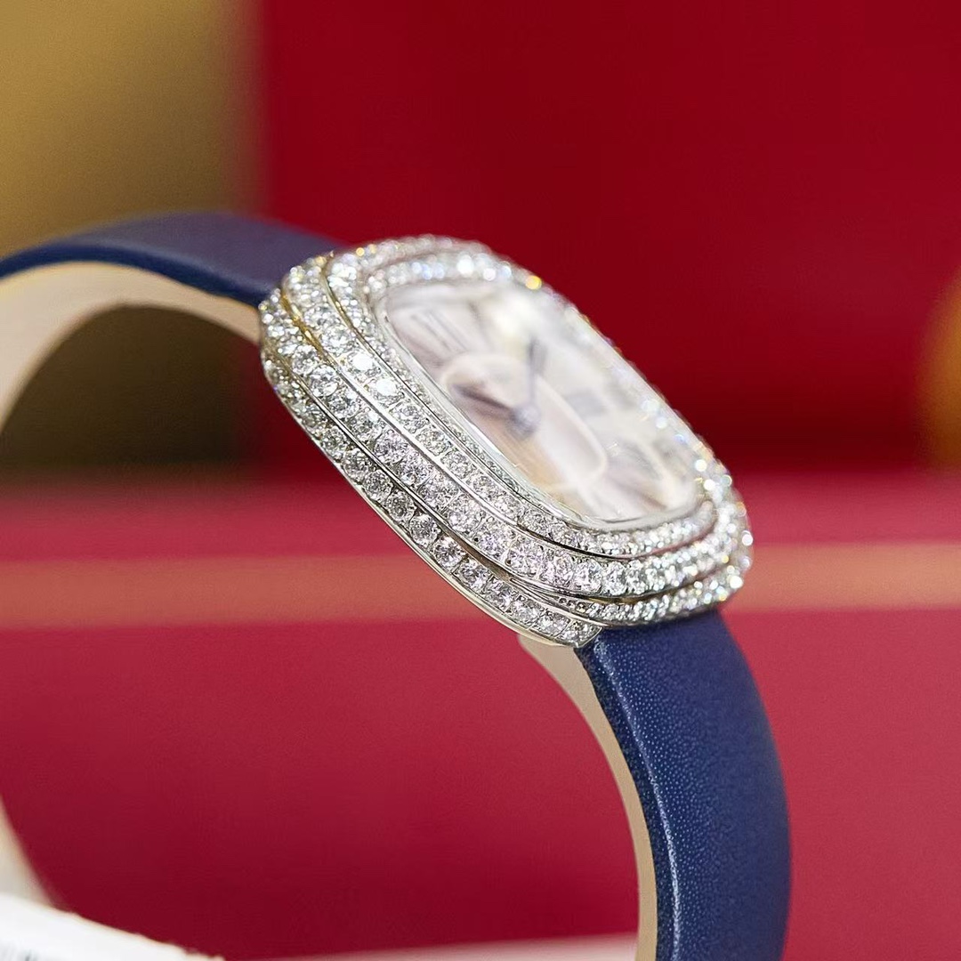 Cartier 卡地亚就是梦本身Coussin de Cartier卡地亚2022年高级珠宝腕表中最受到瞩目的肯定是最新的壳形设计Coussin de Cartier枕形