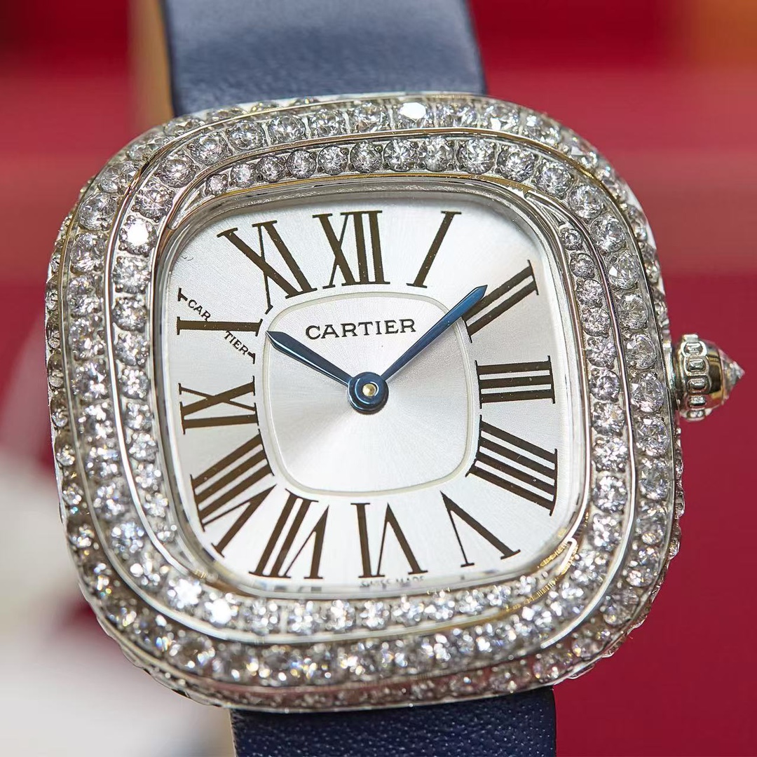 Cartier 卡地亚就是梦本身Coussin de Cartier卡地亚2022年高级珠宝腕表中最受到瞩目的肯定是最新的壳形设计Coussin de Cartier枕形