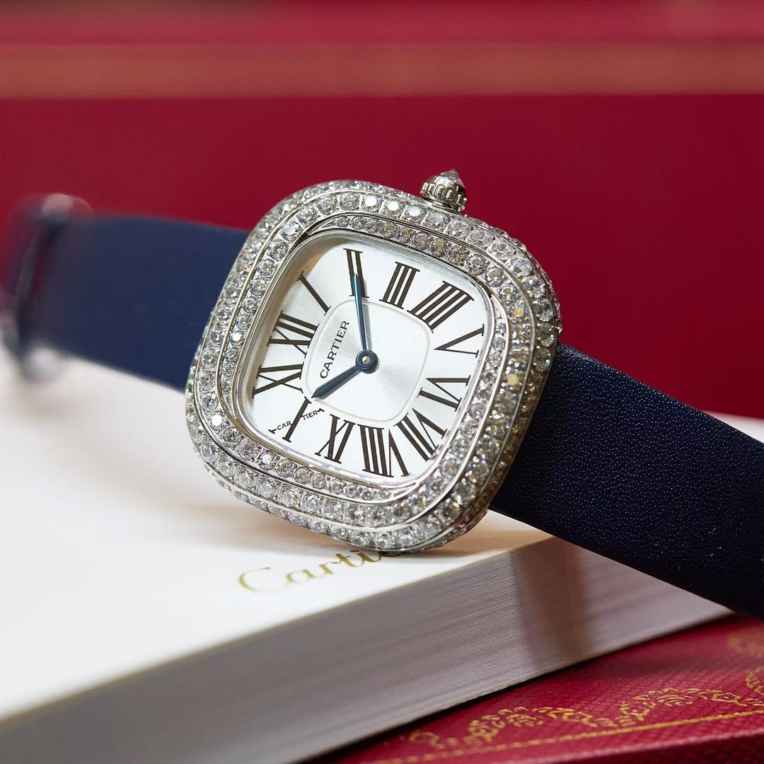 Cartier 卡地亚就是梦本身Coussin de Cartier卡地亚2022年高级珠宝腕表中最受到瞩目的肯定是最新的壳形设计Coussin de Cartier枕形
