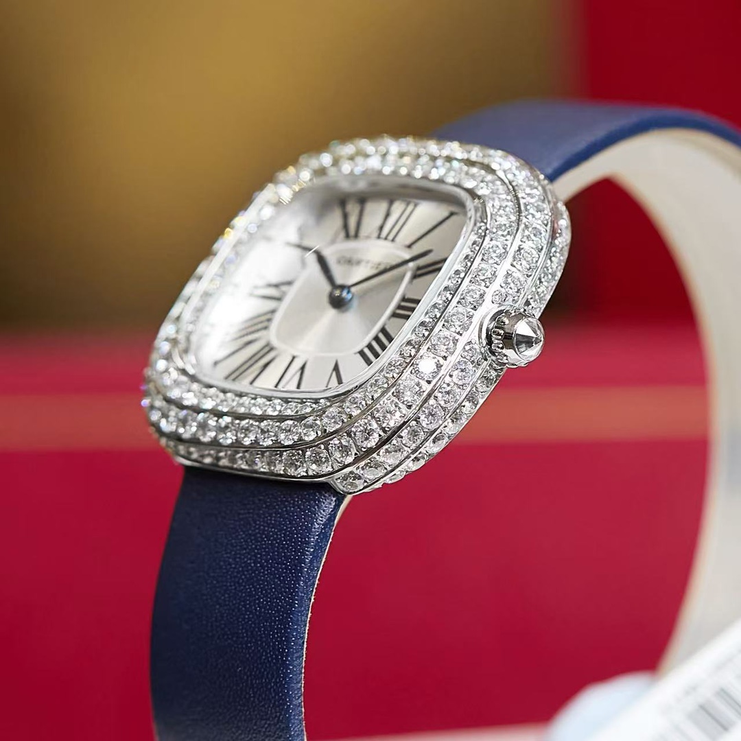 Cartier 卡地亚就是梦本身Coussin de Cartier卡地亚2022年高级珠宝腕表中最受到瞩目的肯定是最新的壳形设计Coussin de Cartier枕形