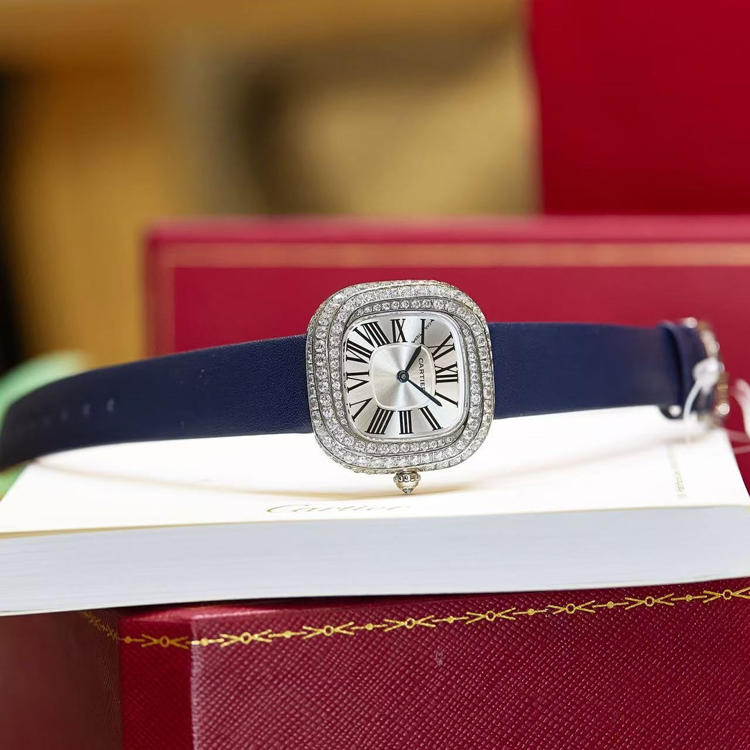 Cartier 卡地亚就是梦本身Coussin de Cartier卡地亚2022年高级珠宝腕表中最受到瞩目的肯定是最新的壳形设计Coussin de Cartier枕形