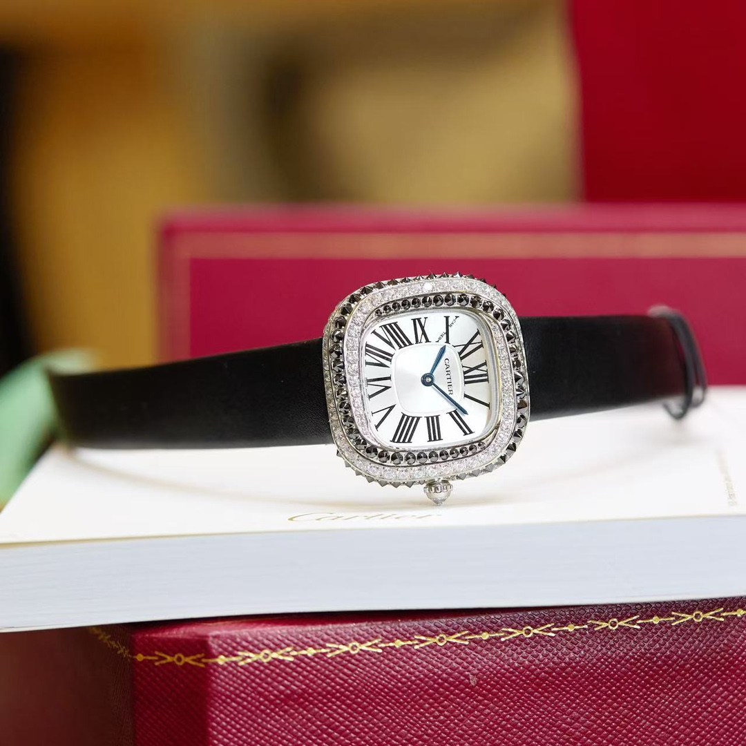 Cartier 卡地亚就是梦本身Coussin de Cartier卡地亚2022年高级珠宝腕表中最受到瞩目的肯定是最新的壳形设计Coussin de Cartier枕形