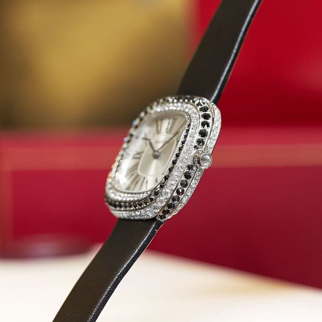 Cartier 卡地亚就是梦本身Coussin de Cartier卡地亚2022年高级珠宝腕表中最受到瞩目的肯定是最新的壳形设计Coussin de Cartier枕形