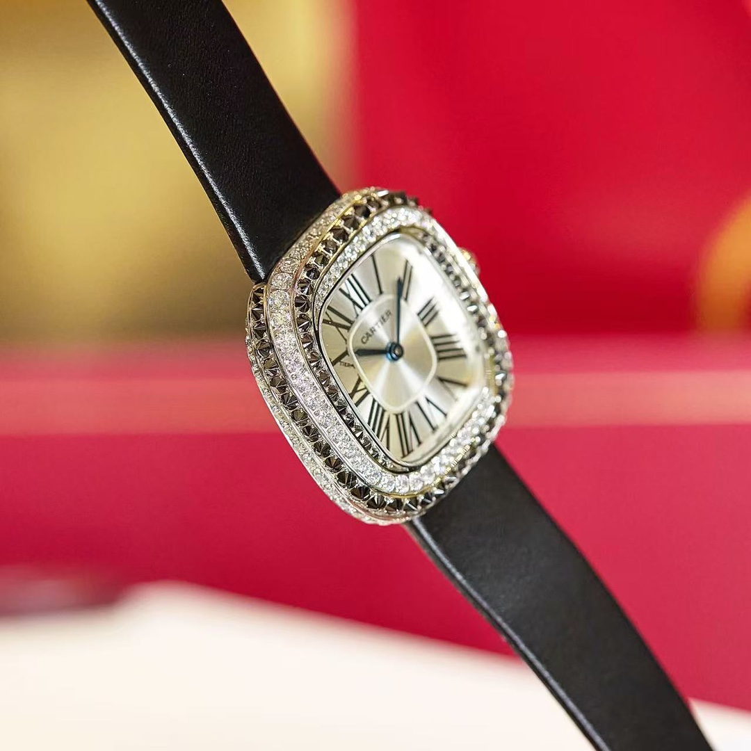 Cartier 卡地亚就是梦本身Coussin de Cartier卡地亚2022年高级珠宝腕表中最受到瞩目的肯定是最新的壳形设计Coussin de Cartier枕形