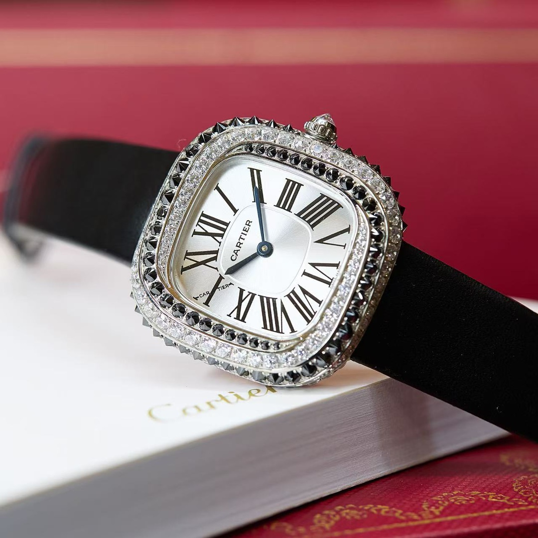 Cartier 卡地亚就是梦本身Coussin de Cartier卡地亚2022年高级珠宝腕表中最受到瞩目的肯定是最新的壳形设计Coussin de Cartier枕形