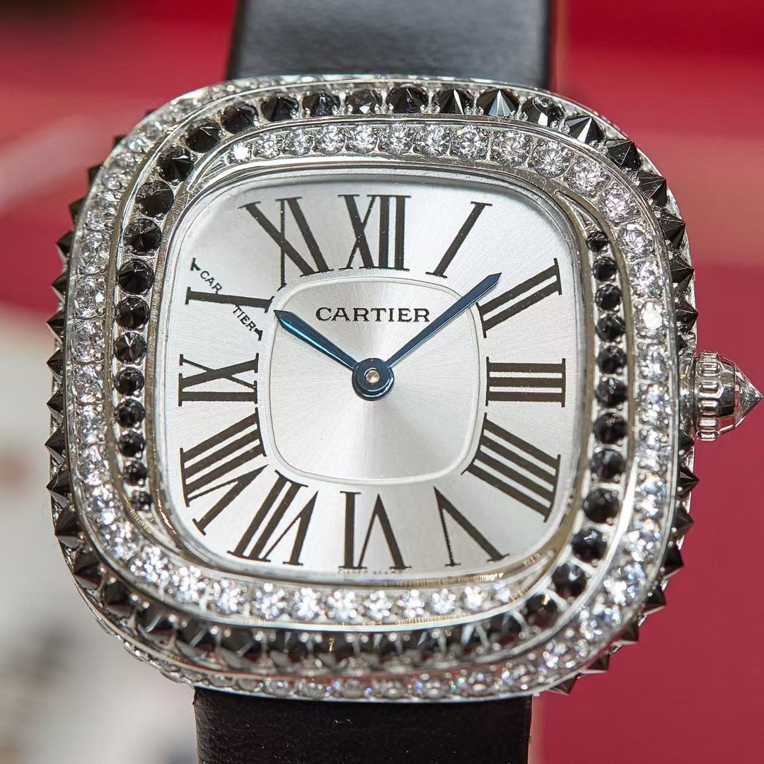 Cartier 卡地亚就是梦本身Coussin de Cartier卡地亚2022年高级珠宝腕表中最受到瞩目的肯定是最新的壳形设计Coussin de Cartier枕形