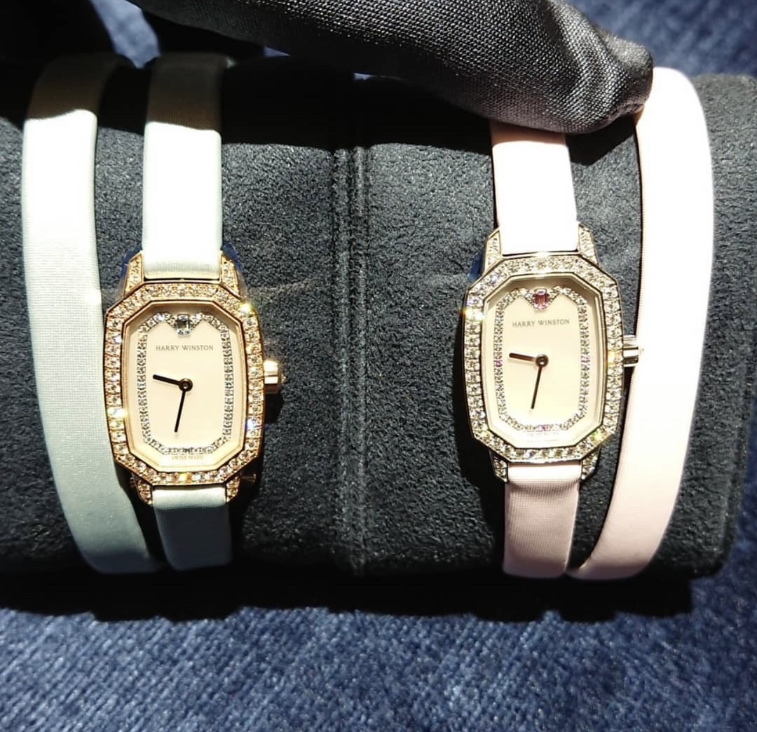 NO:158811,Harry Winston’s mark Emerald series watches Colorful time Freezes because of you The satin double-ring strap wraps the charming style around the wrist, shining with dazzling diamonds and mother of pearls, and enjoy the moving beauty across time. If you want to have a unique diamond watch for yourself, choose it Size17.7*24MM,19860909海瑞温斯顿（Harry winston）印记 Emerald系列腕表 缤纷时光 因你而定格 缎面双圈表带将旑旎风情缠绕腕间 与耀眼钻石和珍珠贝母 共绽柔美光彩 领略跨越时光的动人之美 如果想要拥有一枚属于自己与众不同的钻石女表 选它准没错Size17.7*24MM,,Watch
