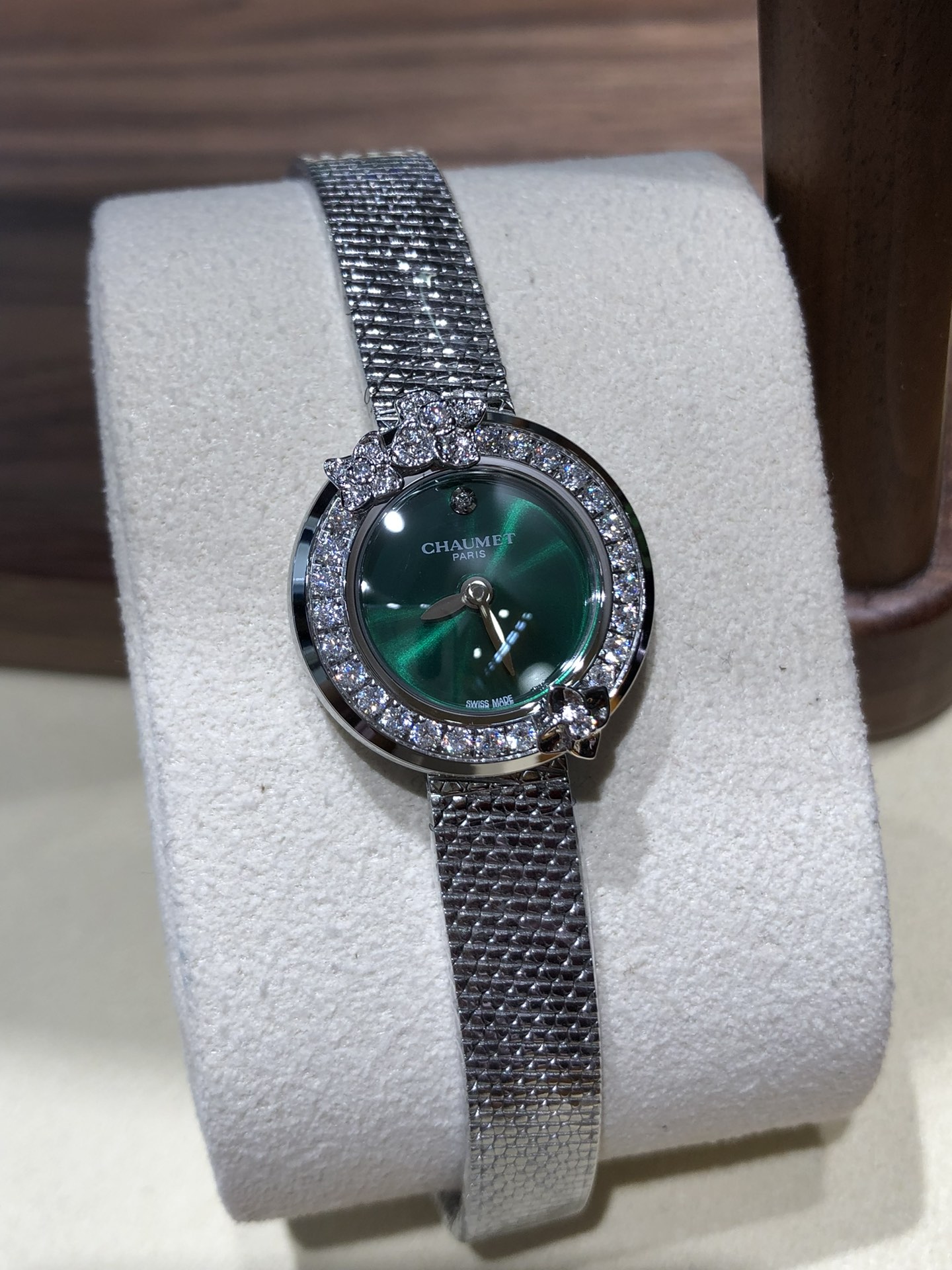 NO:394540,New BBA Shangmei Hydrangea Series Queen Josephine is CHAUMET's first distinguished customer, and has been doing it for more than two hundred years  CHAUMET family provides a lot of inspiration and witness the creation of timepieces that demonstrate elegance and freedom. The Hortensia hydrangea watch is named after her daughter Hortense, revealing a fresh and refined temperament, inviting the wearer to show a delicate and charming multiple appearances. The poetic jewellery watch is full of CHAUMET's naturalistic style, paying tribute to Queen Josephine's love for botany. This stainless steel watch embellishes exquisite details and exudes an elegant atmosphere. The bezel is set with 24 Mossan  Cut diamonds, dial diameter 22.4mm; total thickness 8.82mm (case 6.73mm) bezel is decorated with elegant and luxurious hydrangeas, and the lacquered dial is presented in elegant white. The watch is inlaid with diamonds, exuding a soft temperament, and can be customized with an interchangeable bracelet. The Hortensia hydrangea series watches are known for their ever-changing styles, and the new design allows you to show your extraordinary taste at will. With just a light press, you can easily disassemble and assemble the strap and reveal a brand new jewelry shape.  CHAUMET has launched a variety of colorful colors, white, green and purple, allowing you to switch to various shapes freely. The work is equipped with a quartz movement, combining Swiss watchmaking craftsmanship with elegant and charming Parisian style.,,chaumet19860909新品BBA尚美绣球花系列 约瑟芬皇后是CHAUMET的第一位尊贵顾客,两百多年以来不断为 CHAUMET世家提供源源灵感,见证彰显风雅与自在风范的时计创作.Hortensia绣球花系列腕表以她的爱女Hortense命名,流露出清新脱俗的气质,邀请佩戴者展现精致迷人的多重样貌.诗意风格珠宝腕表洋溢CHAUMET的自然主义风格,致敬约瑟芬皇后对植物学的热爱之情.这款精钢腕表点缀精致细节,散发优雅气息.表圈镶嵌24颗莫桑切割钻石,表盘直径22.4mm;总厚度8.82mm(表壳6.73mm)表圈上饰有雍容华贵的绣球花,漆面表盘则采用雅致的白色呈现.腕表镶嵌钻石,散发柔美气质,可通过可替换式表链进行个性化定制.Hortensia绣球花系列腕表以千变万化的风格著称,全新设计让您随心展现非凡品味.只需轻轻一按,即可轻松拆装表带,展露焕然一新的珠宝造型. CHAUMET世家推出多款缤纷色 彩,白色绿色紫色,让您自由切换百变造型.作品搭载石英机芯,将瑞士精湛制表工艺与优雅迷人的巴黎风情相结合.,,chaumet,Watch