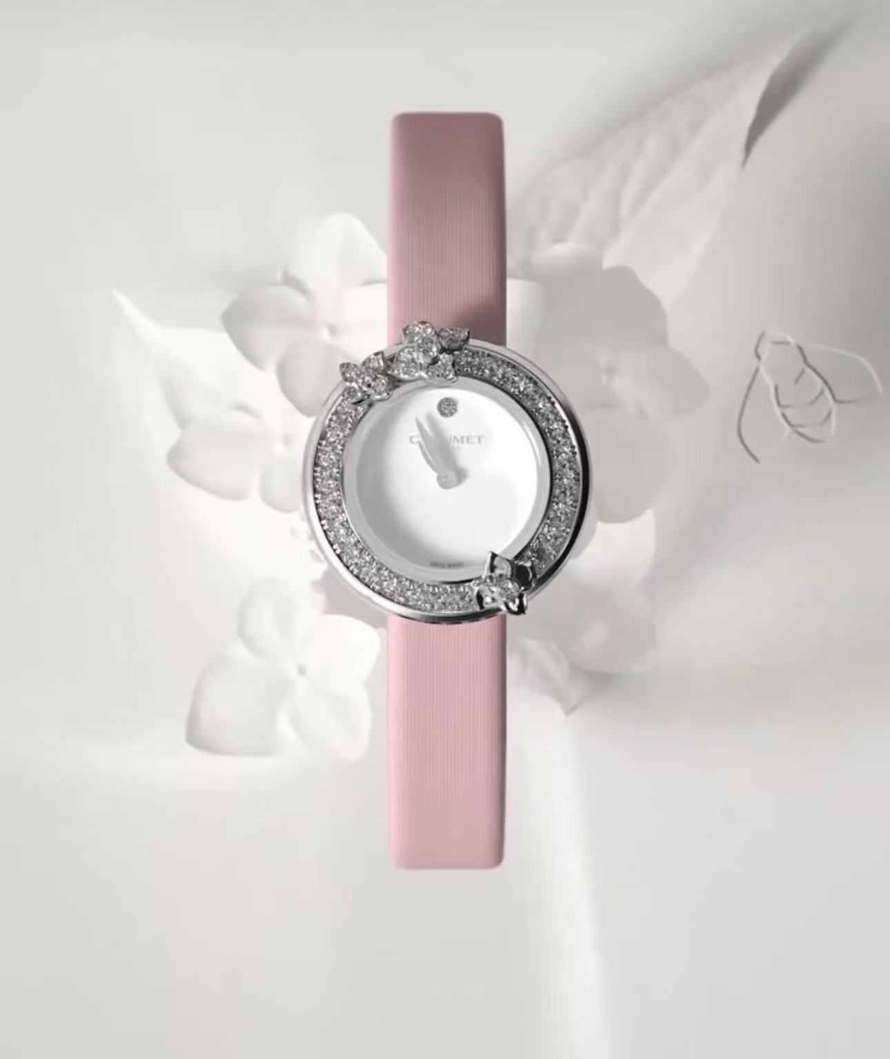 NO:384693,People-friendly version Shangmei Hydrangea Series Queen Josephine is CHAUMET's first distinguished customer, and has been working for more than two hundred years  CHAUMET family provides a lot of inspiration to witness the creation of timepieces that demonstrate elegance and freedom. The Hortensia hydrangea series is named after her beloved daughter Hortense, revealing a fresh and refined temperament, inviting the wearer to show a delicate and charming multiple appearances. The poetic jewellery watch is full of CHAUMET's naturalistic style, paying tribute to Queen Josephine's love for botany. This stainless steel watch embellishes exquisite details and exudes an elegant atmosphere. The dial is 22.4mm in diameter, and the bezel is decorated with elegant hydrangeas, and the lacquered dial is decorated with  Presented in elegant white. The watch is set with diamonds, exudes a soft temperament, and can be customized with an alternative bracelet. The Hortensia Hydrangea series watches are known for their ever-changing styles. The new design allows you to show your extraordinary taste at will. With just a light press, you can easily disassemble and assemble the watch strap and reveal a brand new jewelry shape. CHAUMET has launched a variety of colorful colors, white, green and purple, allowing you to switch to various shapes freely. The works are equipped with a quartz movement, combining Swiss watchmaking craftsmanship with elegant and charming Parisian style.,,chaumet19860909亲民版 尚美绣球花系列 约瑟芬皇后是CHAUMET的第一位尊贵顾客,两百多年以来不断为 CHAUMET世家提供源源灵感,见证彰显风雅与自在风范的时计创作.Hortensia绣球花系列腕表以她的爱女Hortense命名,流露出清新脱俗的气质,邀请佩戴者展现精致迷人的多重样貌.诗意风格珠宝腕表洋溢CHAUMET的自然主义风格,致敬约瑟芬皇后对植物学的热爱之情.这款精钢腕表点缀精致细节,散发优雅气息.表盘直径22.4mm,表圈上饰有雍容华贵的绣球花,漆面表盘则采用雅致的白色呈现.腕表镶嵌钻石,散发柔美气质,可通过可替换式表链进行个性化定制.Hortensia绣球花系列腕表以千变万化的风格著称,全新设计让您随心展现非凡品味.只需轻轻一按,即可轻松拆装表带,展露焕然一新的珠宝造型.CHAUMET世家推出多款缤纷色彩,白色绿色紫色,让您自由切换百变造型.作品搭载石英机芯,将瑞士精湛制表工艺与优雅迷人的巴黎风情相结合.,,chaumet,Watch