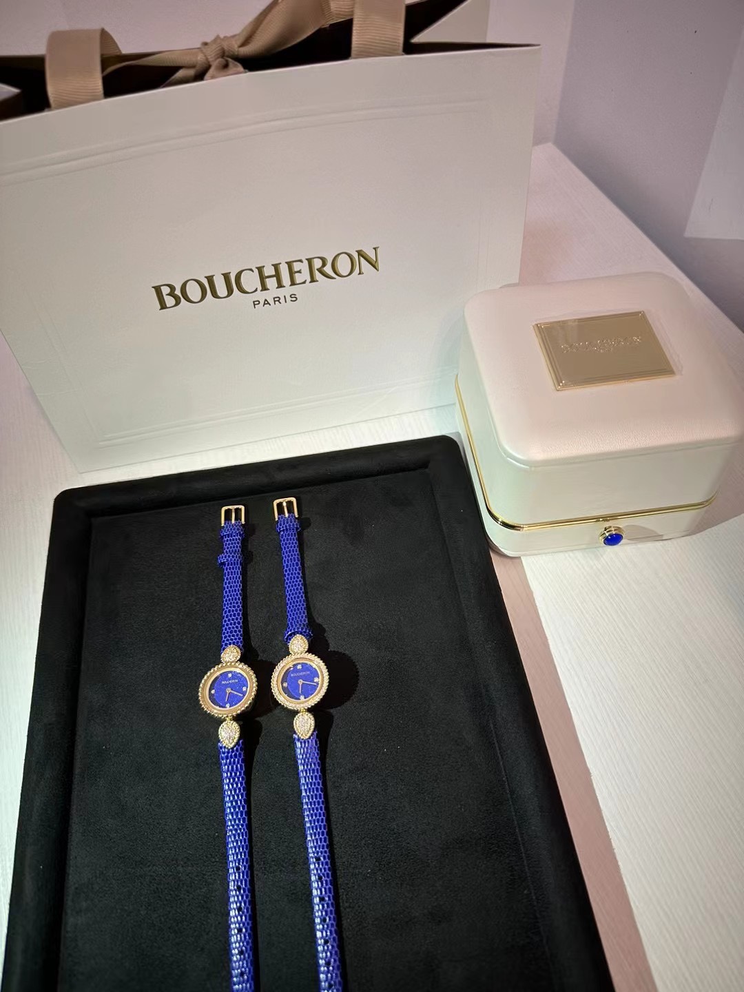 NO:385115,boucheron's Serent Boheme series watches are sincerely launched!  Romantic boho style, elegant and soft; it creates a beautiful watch with classic water droplet shape and round bead edge design. It uses a 316L stainless steel case and high-end mother-of-pearl dial equipped with Swiss quartz movement, which is accurate when walking!  The master has hand-studded Mossanite diamonds, and the everlasting charm shining with light and shadow is very touching; it is equipped with a calfskin strap and a round case size of 23 mm, and the wearing effect is noble and elegant, showing the goddess temperament.,,cowhide19860909boucheron 宝诗龙的Serent Boheme 系列腕表诚意上市！ 浪漫的波西米亚风, 优雅而柔美；以经典的水滴形和圆珠包边设计,打造出精美的腕表. 采用316L精钢表壳、高级珍珠贝母表盘搭载瑞士石英机芯,走时精准！由师傅手工镶嵌莫桑钻石低调奢华,闪耀着光与影的恒久魅力十分撩人心扉；装配小牛皮表带、圆形表壳尺寸23毫米,佩戴效果高贵优雅、尽显女神气质.,,cowhide,Watch