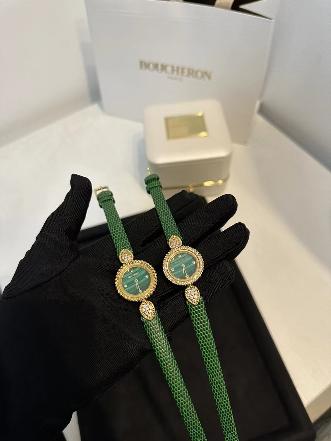 NO:385330,boucheron's Serent Boheme series watches are sincerely launched!  Romantic boho style, elegant and soft; it creates a beautiful watch with classic water drop shape and round bead edge design. It uses a 316L stainless steel case and high-end mother-of-pearl dial equipped with Swiss quartz movement, which is accurate when walking!  The master has hand-studded Mossanite diamonds, and the everlasting charm shining with light and shadow is very touching; it is equipped with a calfskin strap and a round case size of 23 mm, and the wearing effect is noble and elegant, showing the goddess temperament.,,cowhide19860909boucheron 宝诗龙的Serent Boheme 系列腕表诚意上市！ 浪漫的波西米亚风, 优雅而柔美；以经典的水滴形和圆珠包边设计,打造出精美的腕表. 采用316L精钢表壳、高级珍珠贝母表盘搭载瑞士石英机芯,走时精准！由师傅手工镶嵌莫桑钻石低调奢华,闪耀着光与影的恒久魅力十分撩人心扉；装配小牛皮表带、圆形表壳尺寸23毫米,佩戴效果高贵优雅、尽显女神气质.,,cowhide,Watch