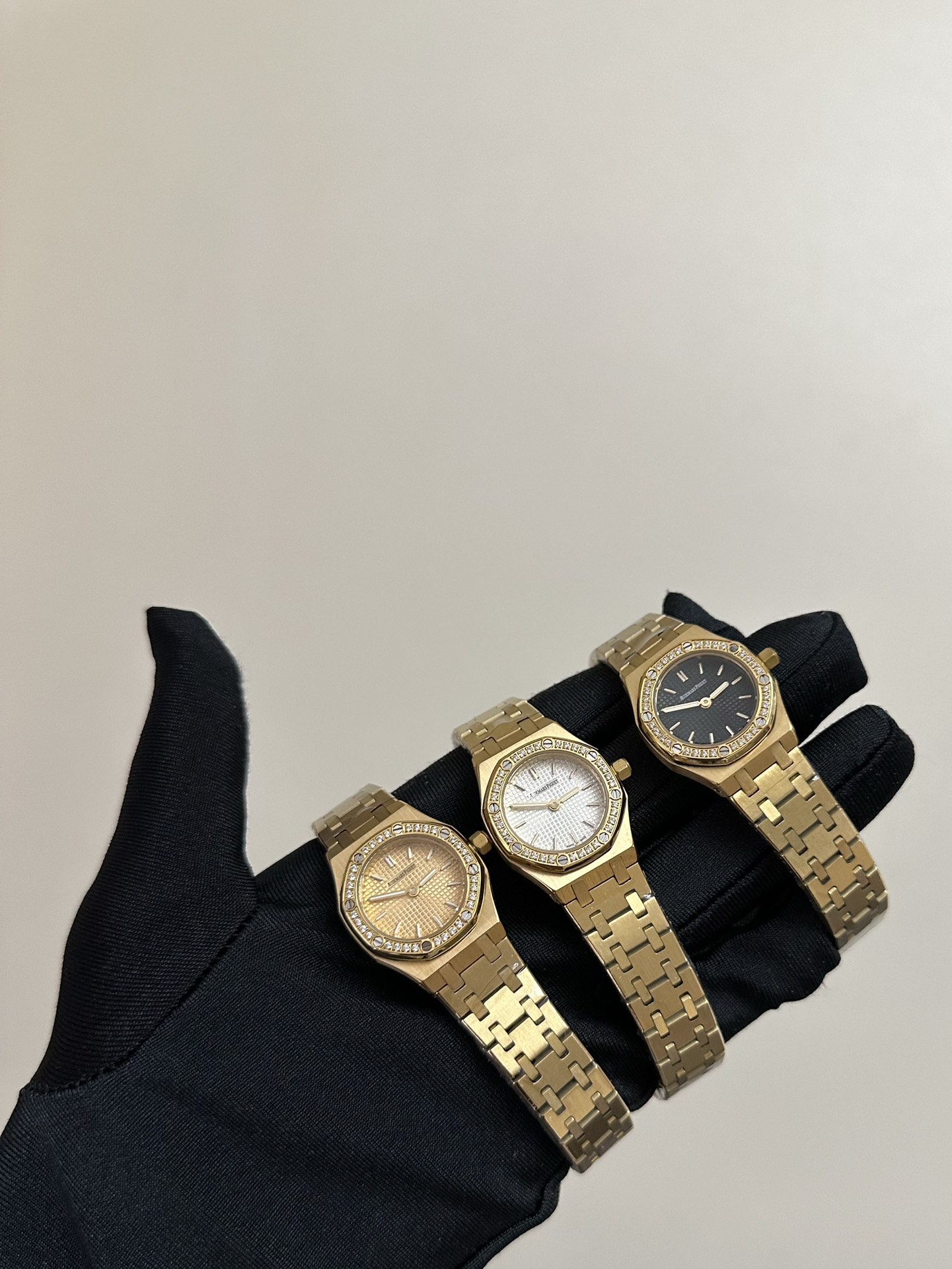 NO:385124,A Audemars Piguet Royal Oak has launched the latest 23mm mini quartz women's watch. Audemars Piguet interprets the modern Royal Oak Mini Frost Gold Quartz watch with three precious metals, including gold, rose gold and platinum. Not only that, the watch case, bezel and chain strap have also been added to the exclusive frost gold craft produced by jewelry designer Carolina Bucci, a few years ago (2016 to be exact), and this craft is to use diamond tools to hammer the surface of K gold to create subtle dents. When the number of dents increases, the overall watch looks like a diamond-shaped appearance is shiny and charming.,,audemars, gold19860909A爱彼皇家橡树最新推出23mm迷你款石英女表. 爱彼分别以黄金、玫瑰金与白金等三种贵金属分别诠释现代的皇家橡树迷你霜金石英表,不止如此,手表的表壳、表圈与链带还加入珠宝设计师Carolina Bucci几年前（切确来说是2016年）与爱彼合作催生的独家霜金工艺,大致而言这种工艺是用钻石工具在K金表面锤击出细微凹痕,等到凹痕数量一多,手表整体看起来就像外观镶满钻石般闪闪动人.,,audemars,gold,Watch