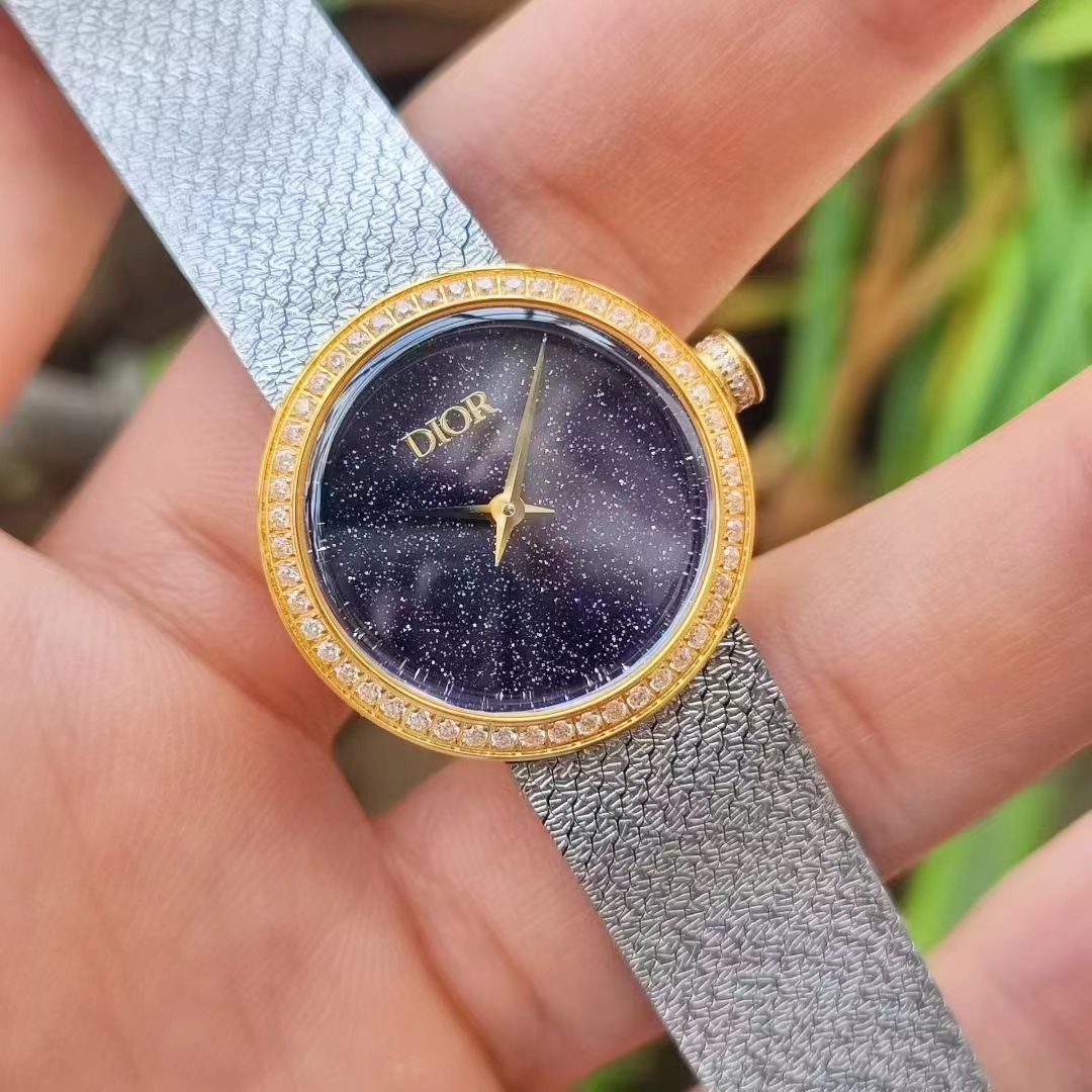 NO:617816,New Dior batch original goods!  The diamond watch is here!  The La d de dior Satine series of high-end fairy watches vividly presents the essence of Dior watchmaking and its precious and elegant style. The Milan mesh-woven stainless steel bracelet is super delicate and perfectly fits the slender wrists of the fairies. It shines brightly and dazzlingly under the light!  Original Dior dial diameter ~25mm, original ETA quartz movement, lid-shaped sapphire glass, blue light anti-glare effect, literally inlaid with 4 vs. 1.3 South African real diamonds!  The crown is set with Swarovski diamonds, super sparkly!  Careful selection ensures that every diamond is a diamond of excellent color!  Grade A mother-of-pearl dial, great texture!  Polished crown princess hands. Comes with a counter jewelry bag and a strap removal tool. Bulingbuling shiny watch is really the favorite of fairies!  The woven mesh straps are super comfortable!  It is definitely a classic women's watch worth buying. It is beautiful and elegant, very light and friendly to thin wrists. It will never overwhelm you, but it must be the icing on the cake. You can match it with any style of clothing. The real thing is very exquisite, low-key and versatile!  Comes fully packaged!  ,,dior,dior,swarovski19860909新款迪奥批 原单货！钻石腕表来了！La d de dior Satine系列高级仙女腕表,生动呈现了迪奥制表的精魂,弥足珍贵的高雅风格.米兰网织工艺精钢表链,超级秀气,完美契合仙女们纤细的手腕,在光线下bulingbuling亮闪闪,光彩夺目！原单Dior 表盘直径～25mm,原装ETA 石英机芯,锅盖形蓝宝石玻璃,蓝光防炫效果,字面镶嵌4颗vs1.3南非真钻！表冠镶嵌施华洛世奇钻,超级闪！精挑细选确保每一粒钻石都是是成色上佳的美钻！A级贝母表盘,质感超棒！抛光太子妃指针.送专柜首饰袋和拆卸表带工具一支.bulingbuling闪的手表,真真是仙女们的心头爱了！编织网带超级舒适！绝对是值得入的一只经典女装表,好看又气质,很轻便而且对细手腕友好,永远不会喧宾夺主、但一定是锦上添花、无论是穿什么风格衣服都可以搭配它,实物很精致、低调又百搭！全套包装出！,,dior,dior,swarovski,Watch