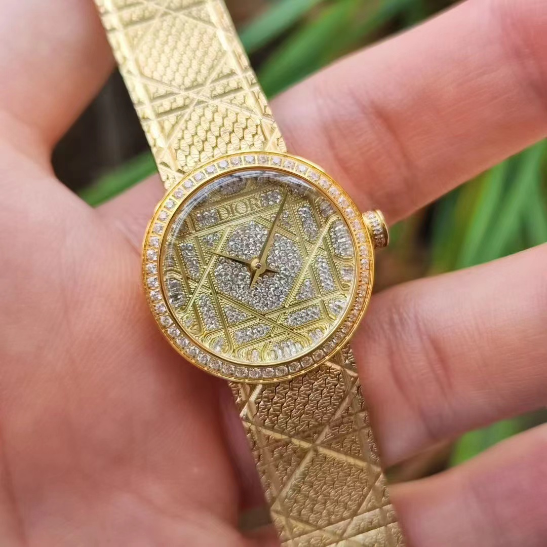 NO:617818,New Dior batch original goods!  The diamond watch is here!  The La d de dior Satine series of high-end fairy watches vividly presents the essence of Dior watchmaking and its precious and elegant style. The Milan mesh-woven stainless steel bracelet is super delicate and perfectly fits the slender wrists of the fairies. It shines brightly and dazzlingly under the light!  Original Dior dial diameter ~25mm, original ETA quartz movement, lid-shaped sapphire glass, blue light anti-glare effect, crown inlaid with Swarovski diamonds, super sparkling!  Careful selection ensures that every diamond is a diamond of excellent color!  Grade A mother-of-pearl dial, great texture!  Polished crown princess hands. Comes with a counter jewelry bag and a strap removal tool. Bulingbuling shiny watch is really the favorite of fairies!  The woven mesh straps are super comfortable!  It is definitely a classic women's watch worth buying. It is beautiful and elegant, very light and friendly to thin wrists. It will never overwhelm you, but it must be the icing on the cake. You can match it with any style of clothing. The real thing is very exquisite, low-key and versatile!  Comes fully packaged!  ,,dior,dior,swarovski19860909新款迪奥批 原单货！钻石腕表来了！La d de dior Satine系列高级仙女腕表,生动呈现了迪奥制表的精魂,弥足珍贵的高雅风格.米兰网织工艺精钢表链,超级秀气,完美契合仙女们纤细的手腕,在光线下bulingbuling亮闪闪,光彩夺目！原单Dior 表盘直径～25mm,原装ETA 石英机芯,锅盖形蓝宝石玻璃,蓝光防炫效果,表冠镶嵌施华洛世奇钻,超级闪！精挑细选确保每一粒钻石都是是成色上佳的美钻！A级贝母表盘,质感超棒！抛光太子妃指针.送专柜首饰袋和拆卸表带工具一支.bulingbuling闪的手表,真真是仙女们的心头爱了！编织网带超级舒适！绝对是值得入的一只经典女装表,好看又气质,很轻便而且对细手腕友好,永远不会喧宾夺主、但一定是锦上添花、无论是穿什么风格衣服都可以搭配它,实物很精致、低调又百搭！全套包装出！,,dior,dior,swarovski,Watch
