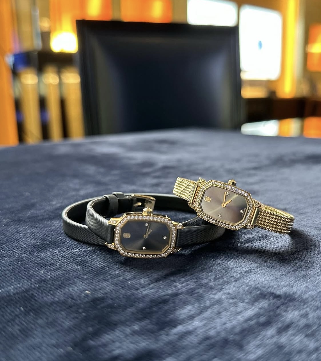 NO:641256,Harry Winston (Harry winston) imprint Emerald series watches. Colorful time is fixed because of you. The braided steel strap wraps the delicate style around the wrist. It blooms softly with dazzling diamonds and mother-of-pearl and appreciates the moving beauty that transcends time. If you want to have a unique diamond women's watch of your own, choose it. Size 17.7*24MM,19860909海瑞温斯顿（Harry winston）印记 Emerald系列腕表 缤纷时光 因你而定格 编制钢表带将旑旎风情缠绕腕间 与耀眼钻石和珍珠贝母 共绽柔美光彩 领略跨越时光的动人之美 如果想要拥有一枚属于自己与众不同的钻石女表 选它准没错Size17.7*24MM,,Watch