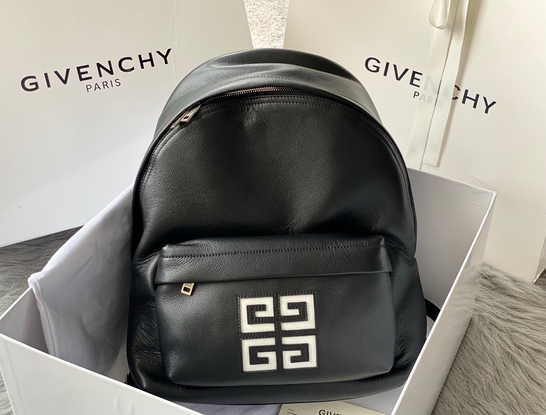 The store manager highly recommends the French GIVENCHY premium full leather backpack, unisex, unisex.