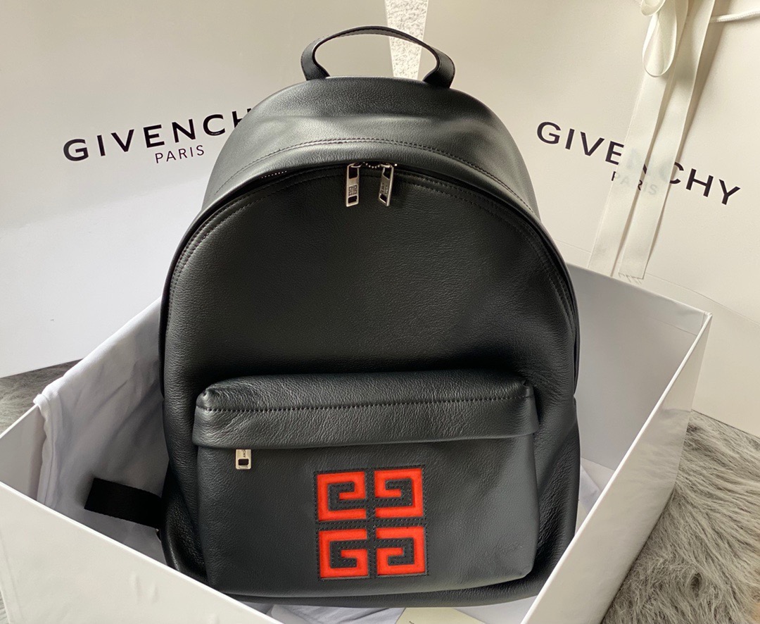 The store manager highly recommends the French GIVENCHY premium full leather backpack, unisex, unisex.