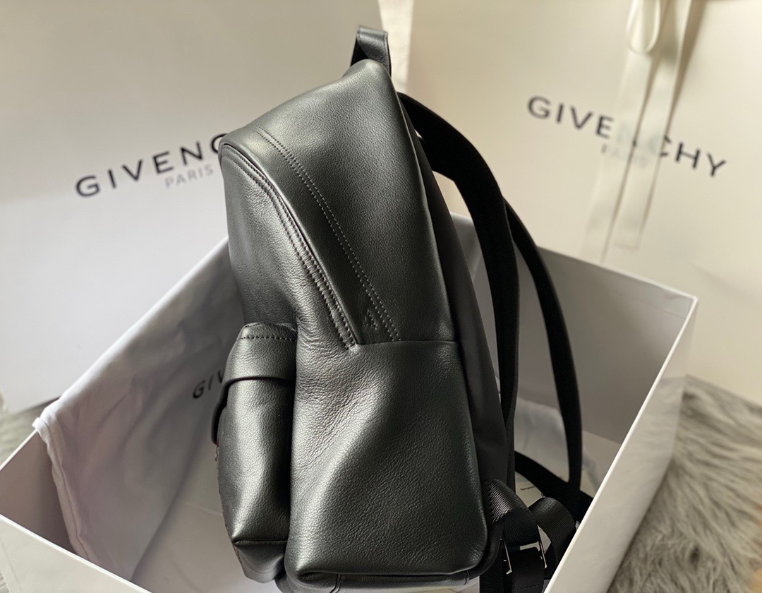 The store manager highly recommends the French GIVENCHY premium full leather backpack, unisex, unisex.