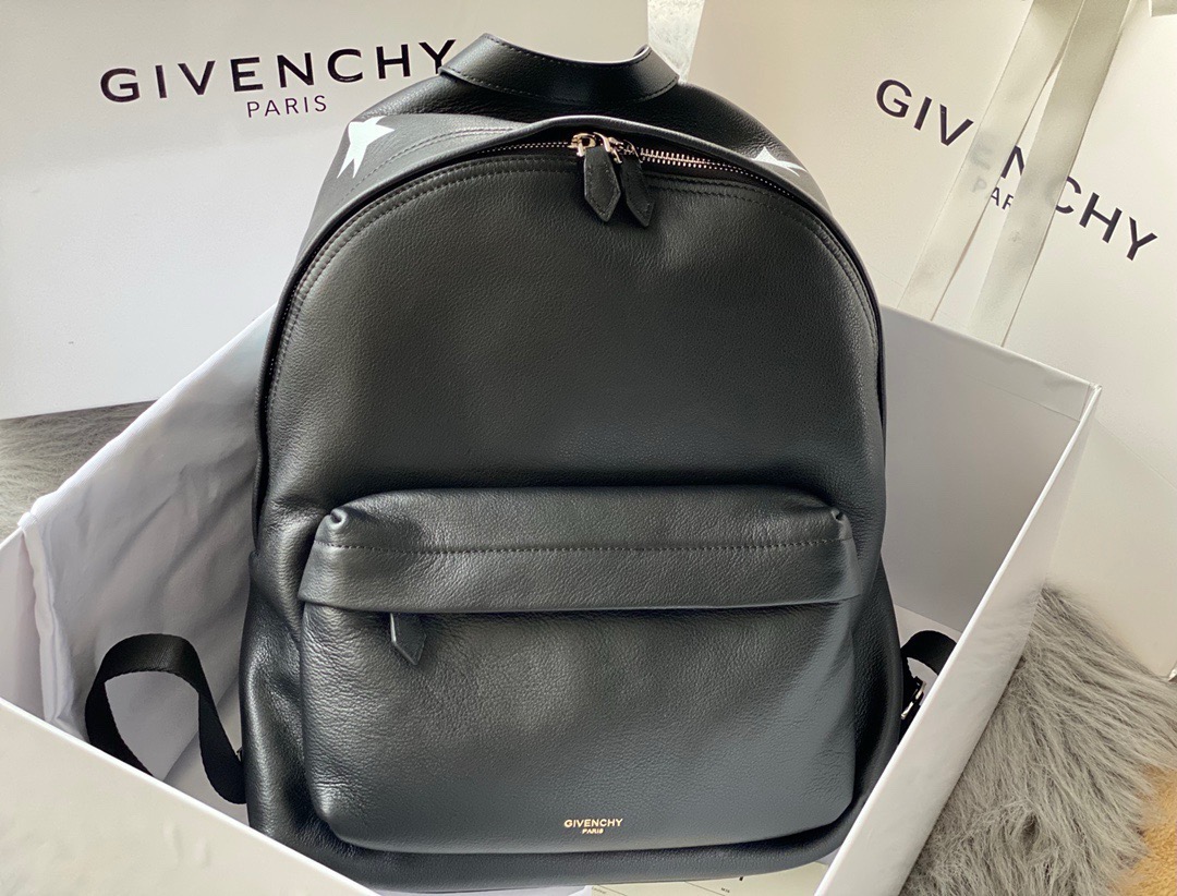 The store manager highly recommends the French GIVENCHY premium full leather backpack, unisex, unisex.